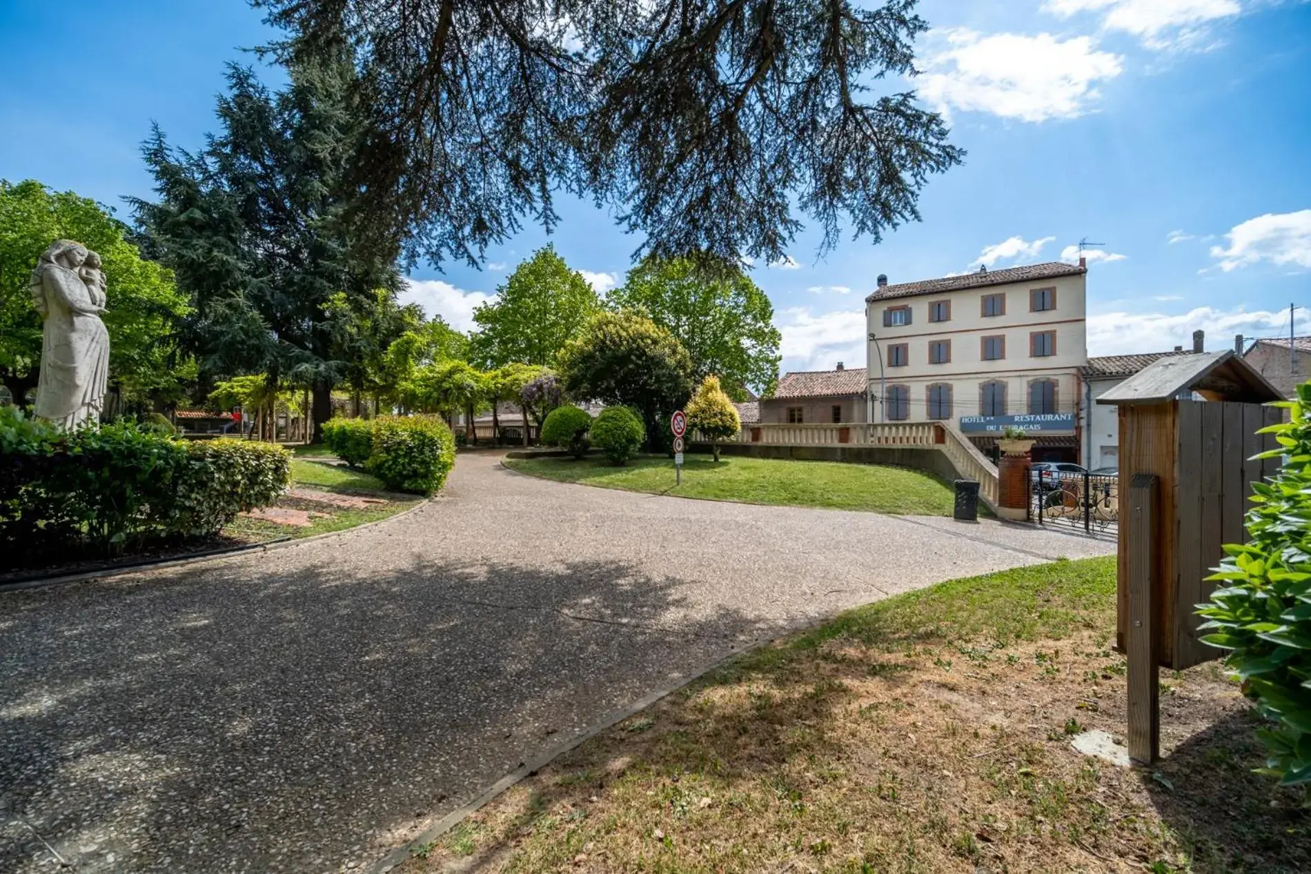 Property Building in Hôtel Restaurant du Lauragais LOGIS DE FRANCE