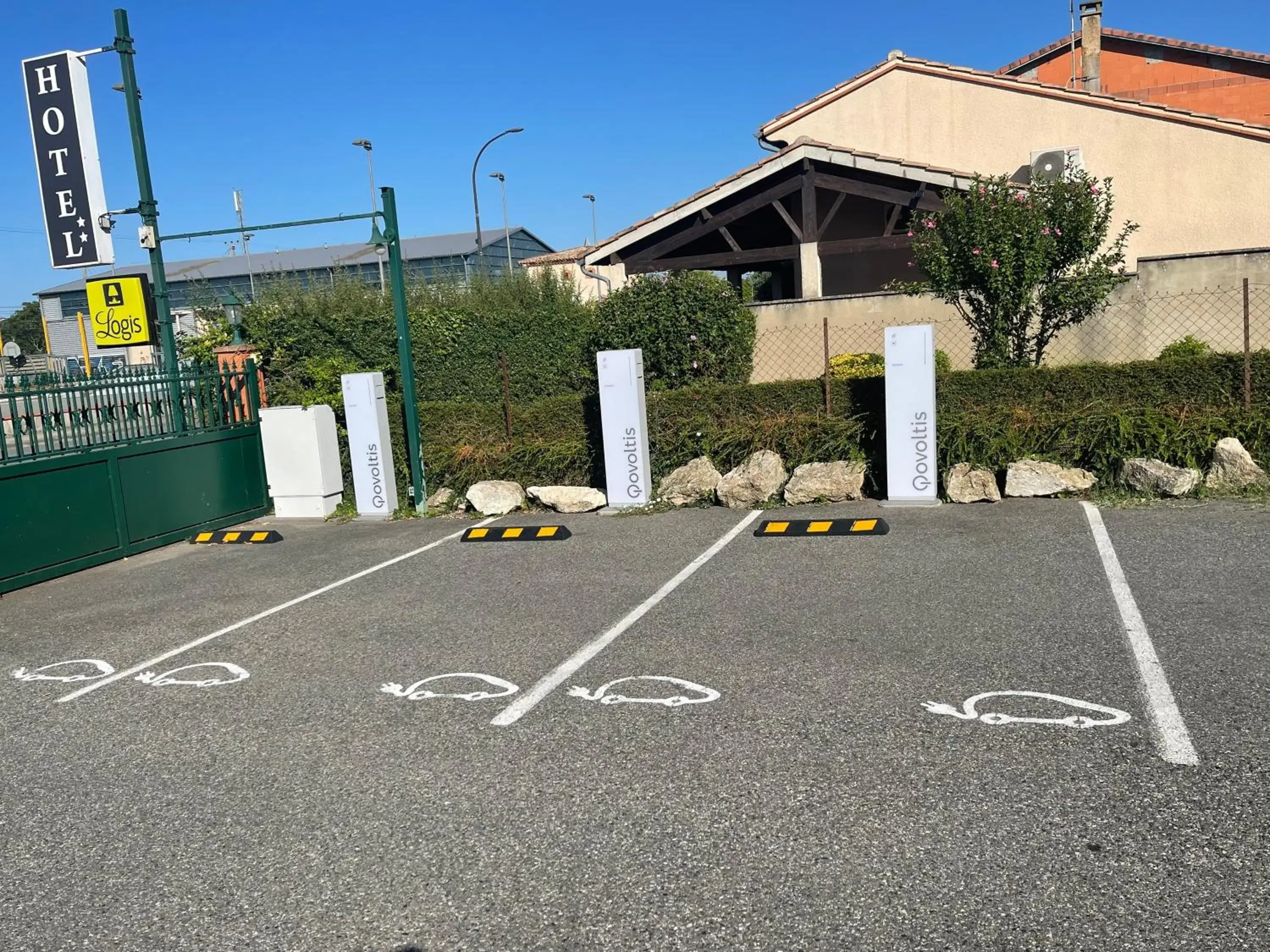 Parking, Property Building in Hôtel Restaurant du Lauragais LOGIS DE FRANCE