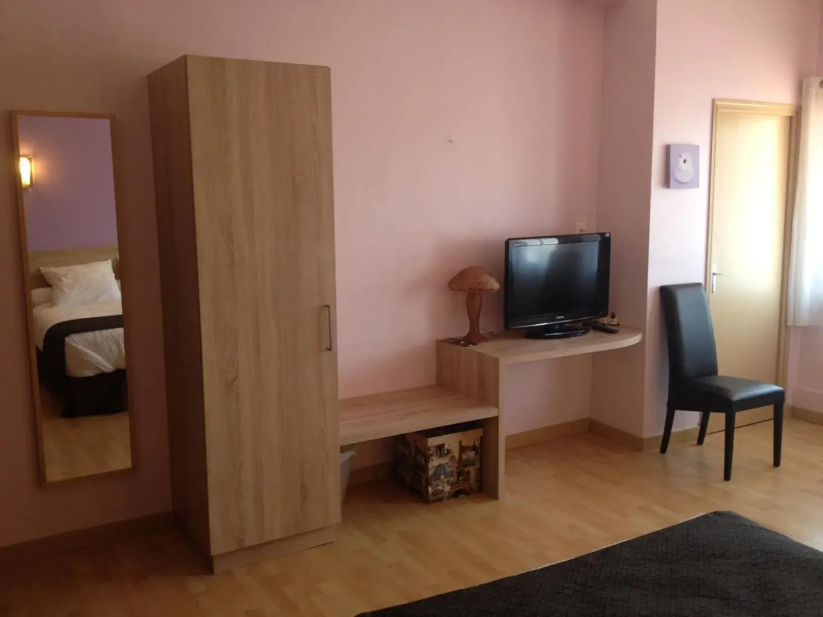 Photo of the whole room, TV/Entertainment Center in Hôtel Restaurant du Lauragais LOGIS DE FRANCE