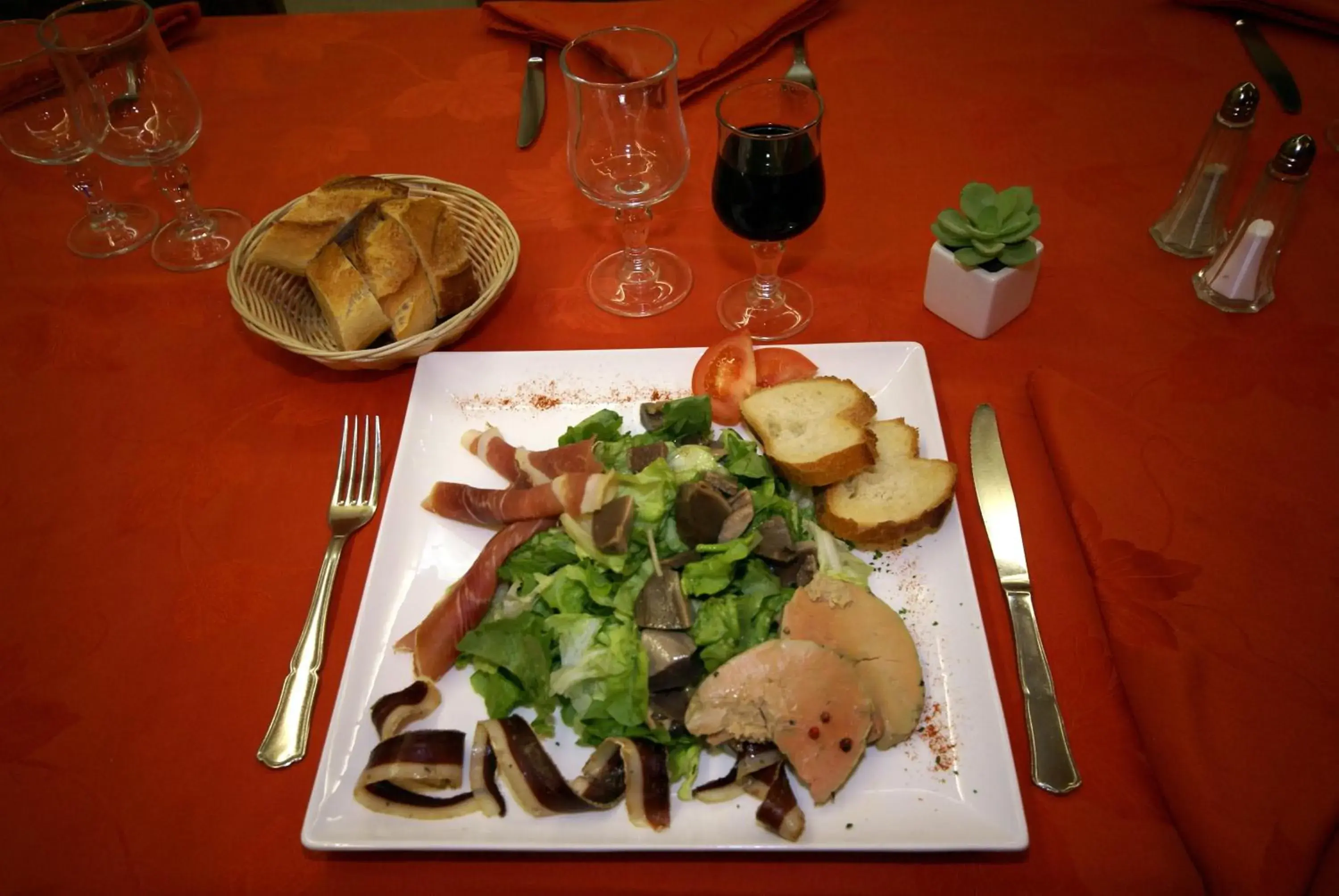 Food and drinks in Hôtel Restaurant du Lauragais LOGIS DE FRANCE