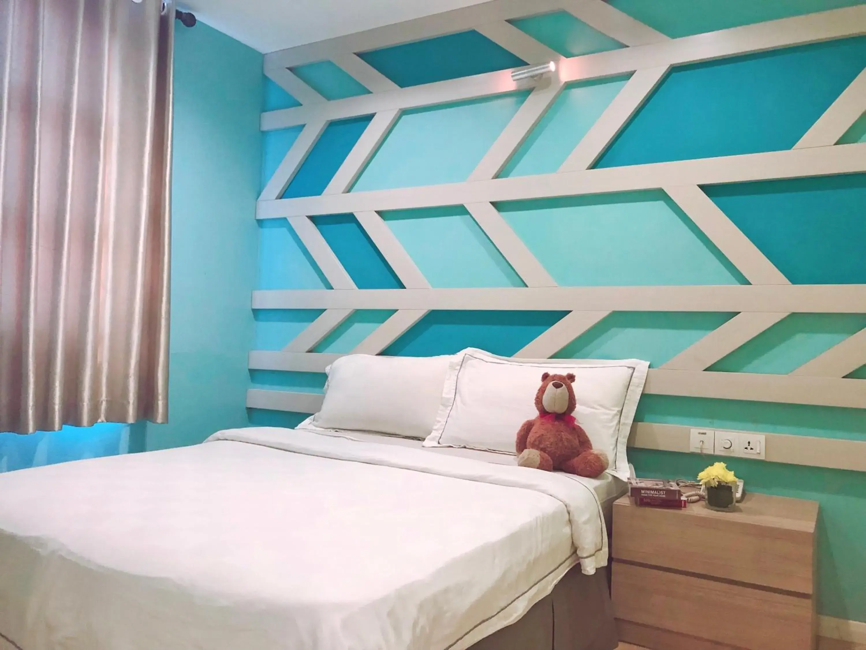 Bed in Sunshine Inn Bed in Sunshine Inn