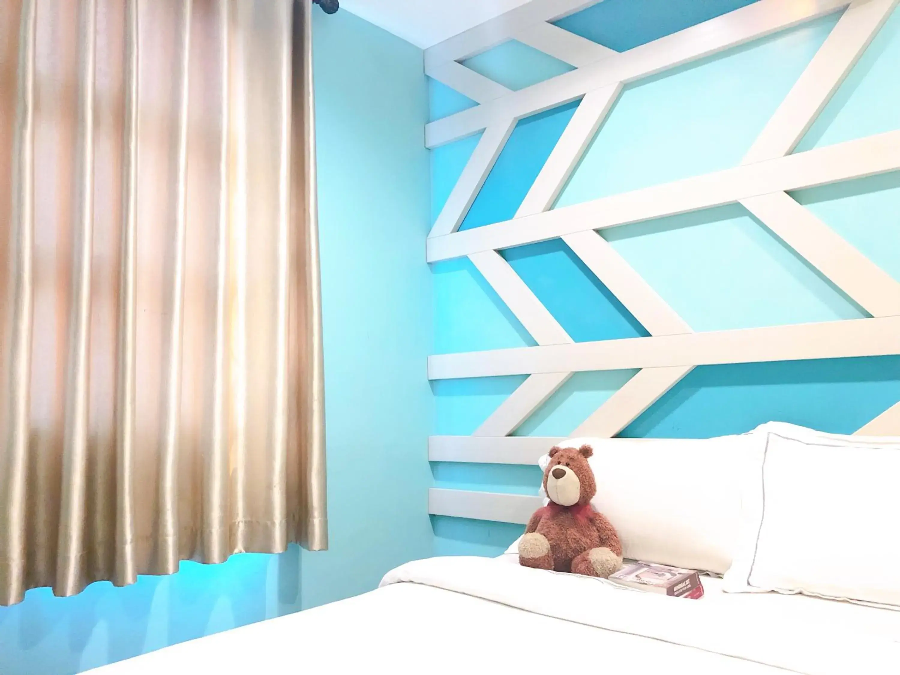 Bed in Sunshine Inn Bed in Sunshine Inn