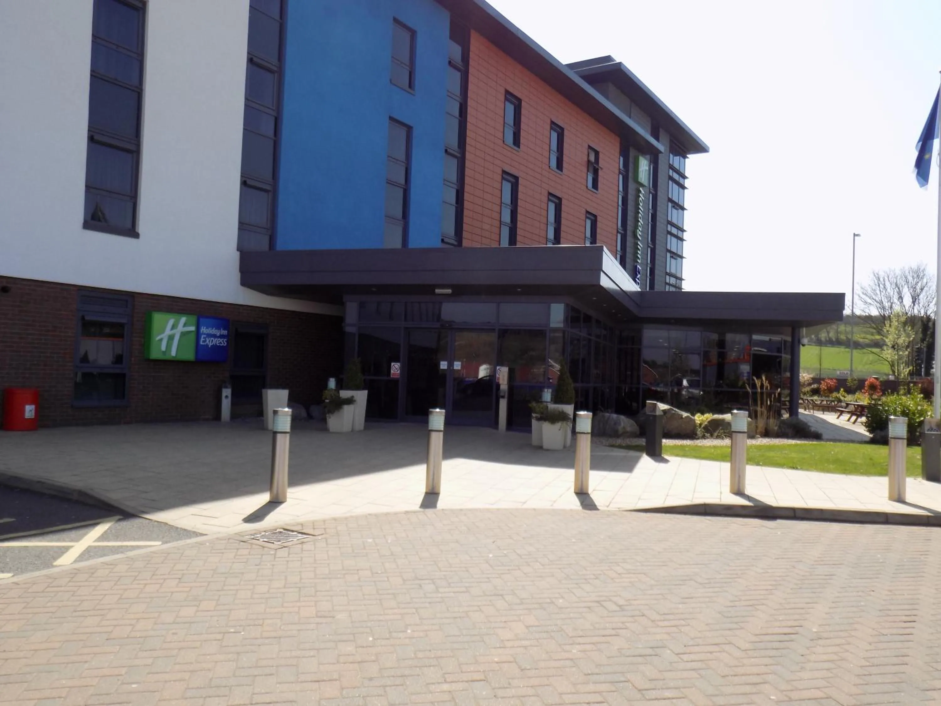 Property Building in Holiday Inn Express Dunstable