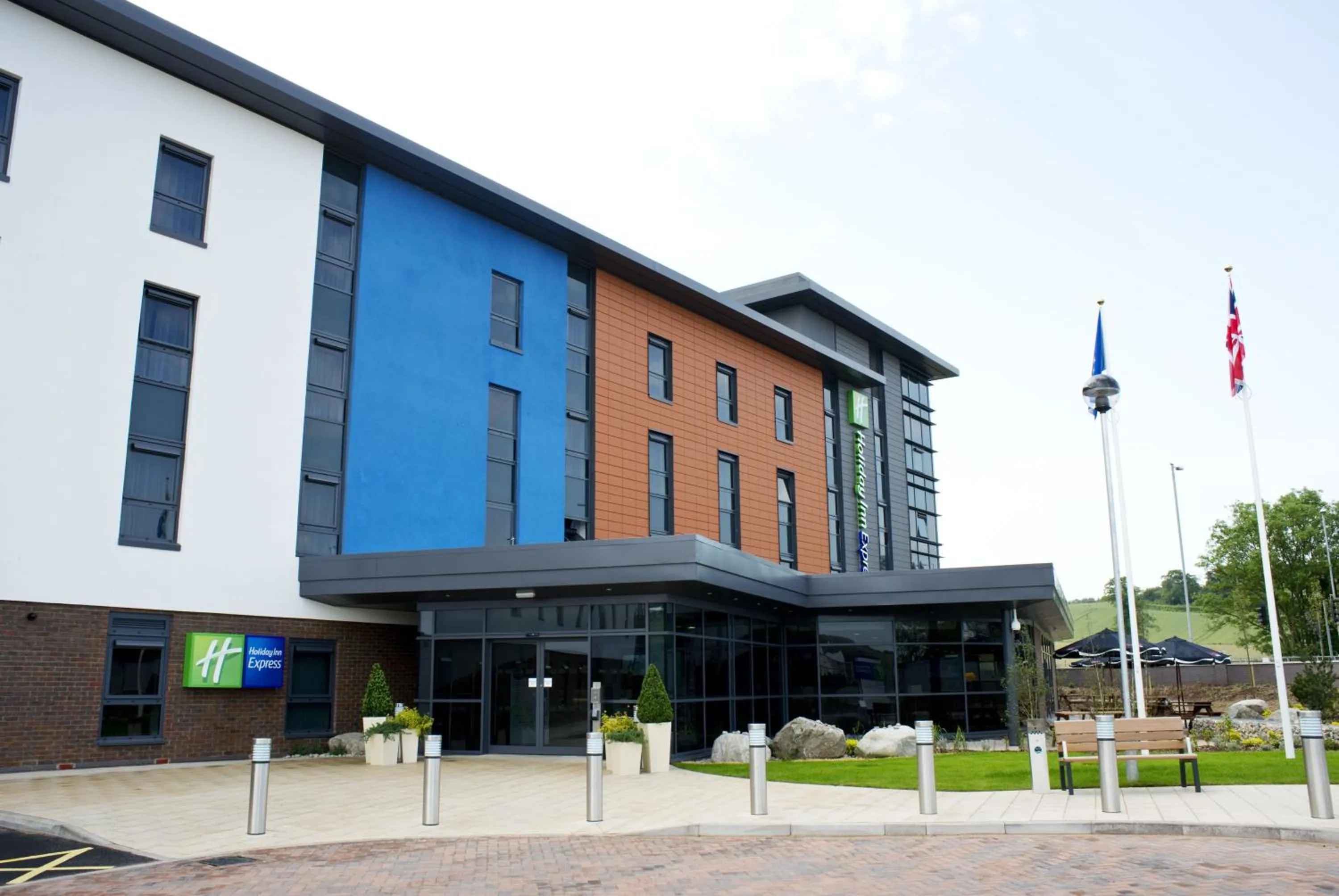 Property Building in Holiday Inn Express Dunstable