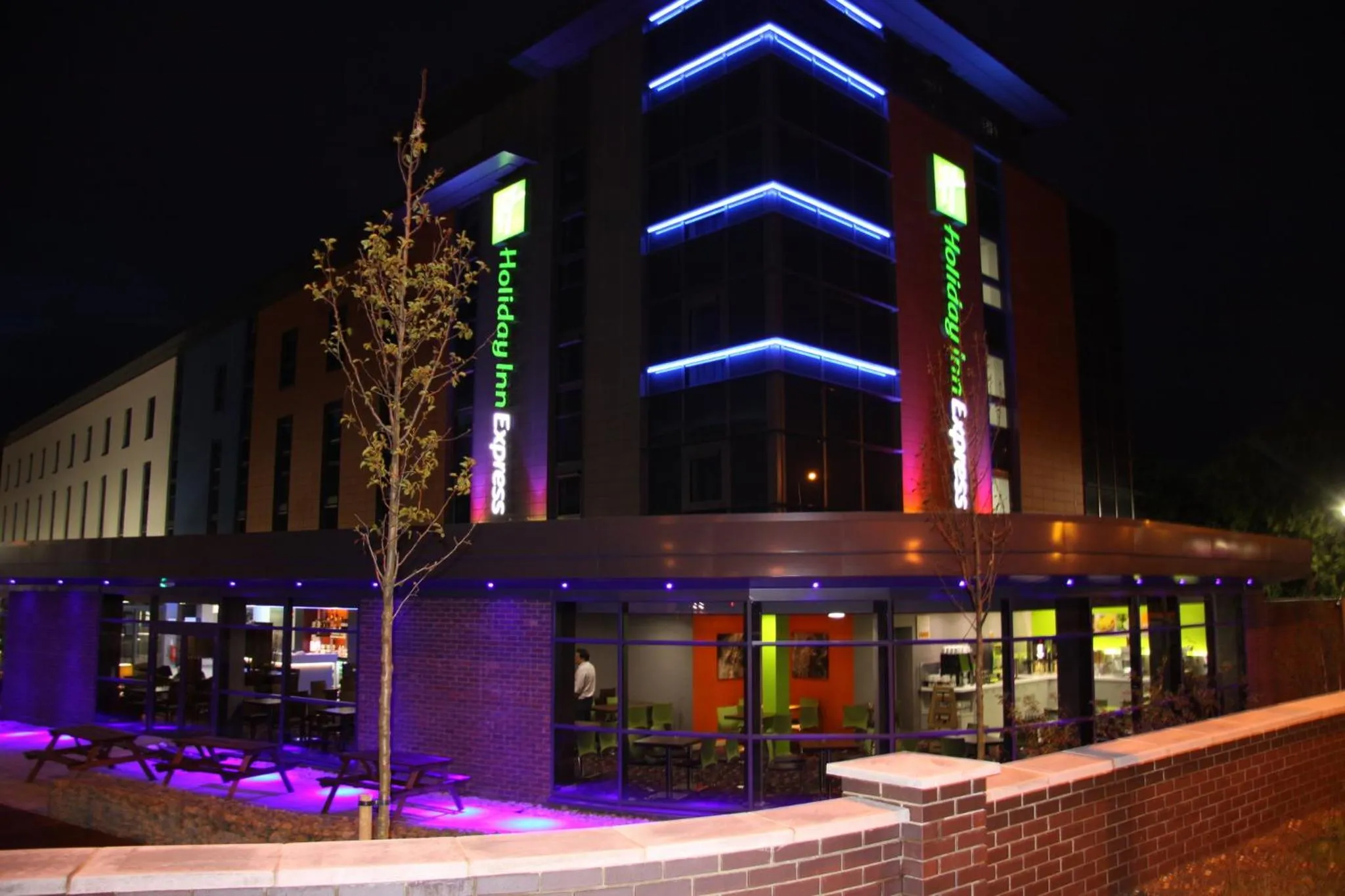 Property Building in Holiday Inn Express Dunstable