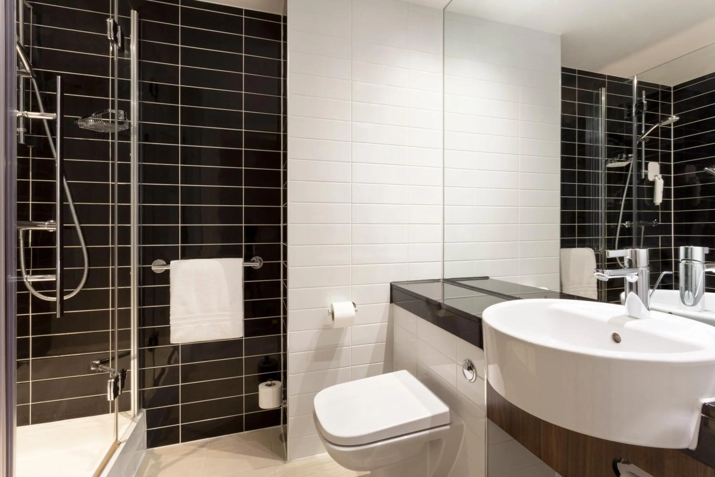 Bathroom in Holiday Inn Express Dunstable