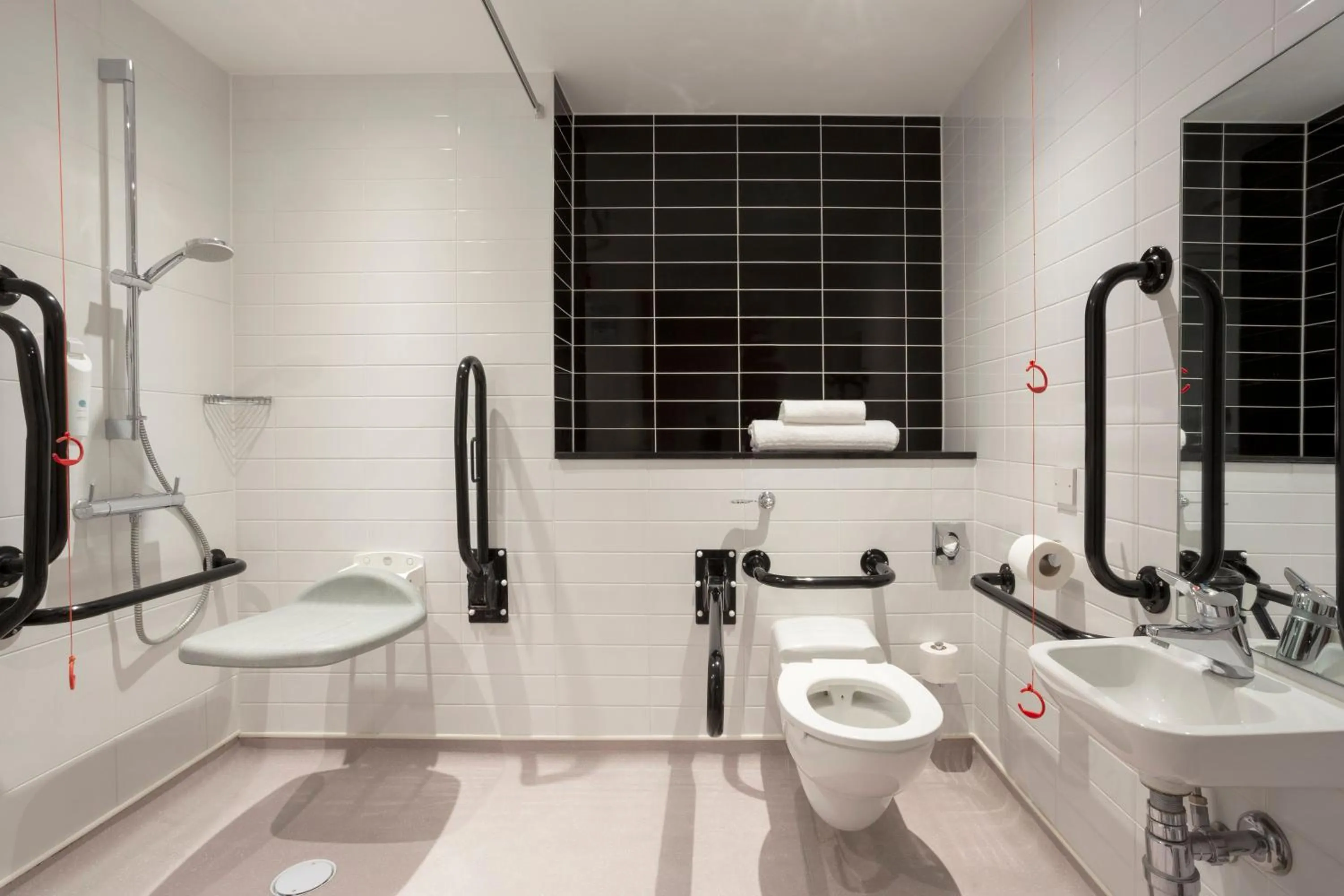 Bathroom in Holiday Inn Express Dunstable