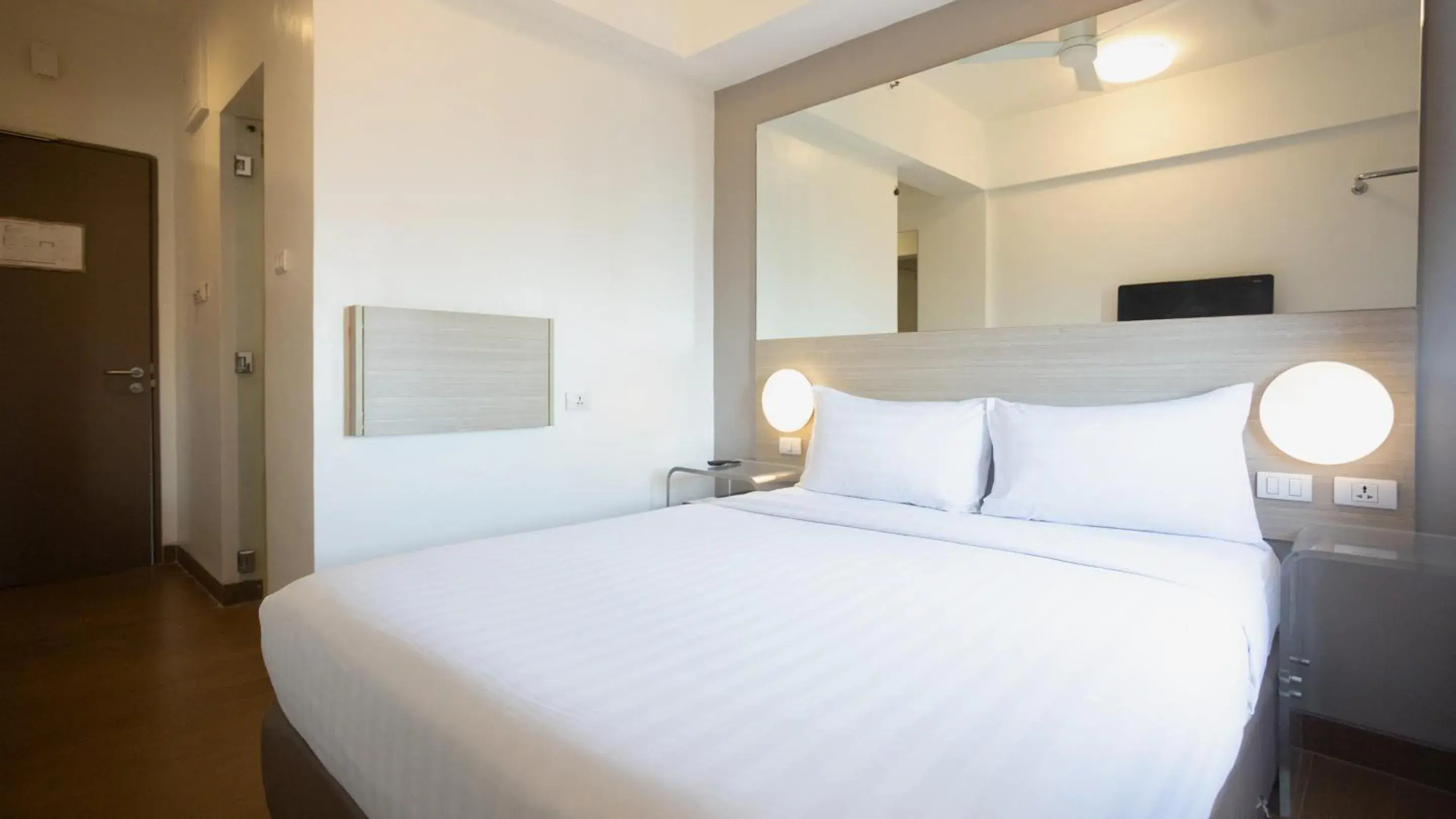 Photo of the whole room, Bed in Red Planet Makati Avenue Manila Photo of the whole room, Bed in Red Planet Makati Avenue Manila