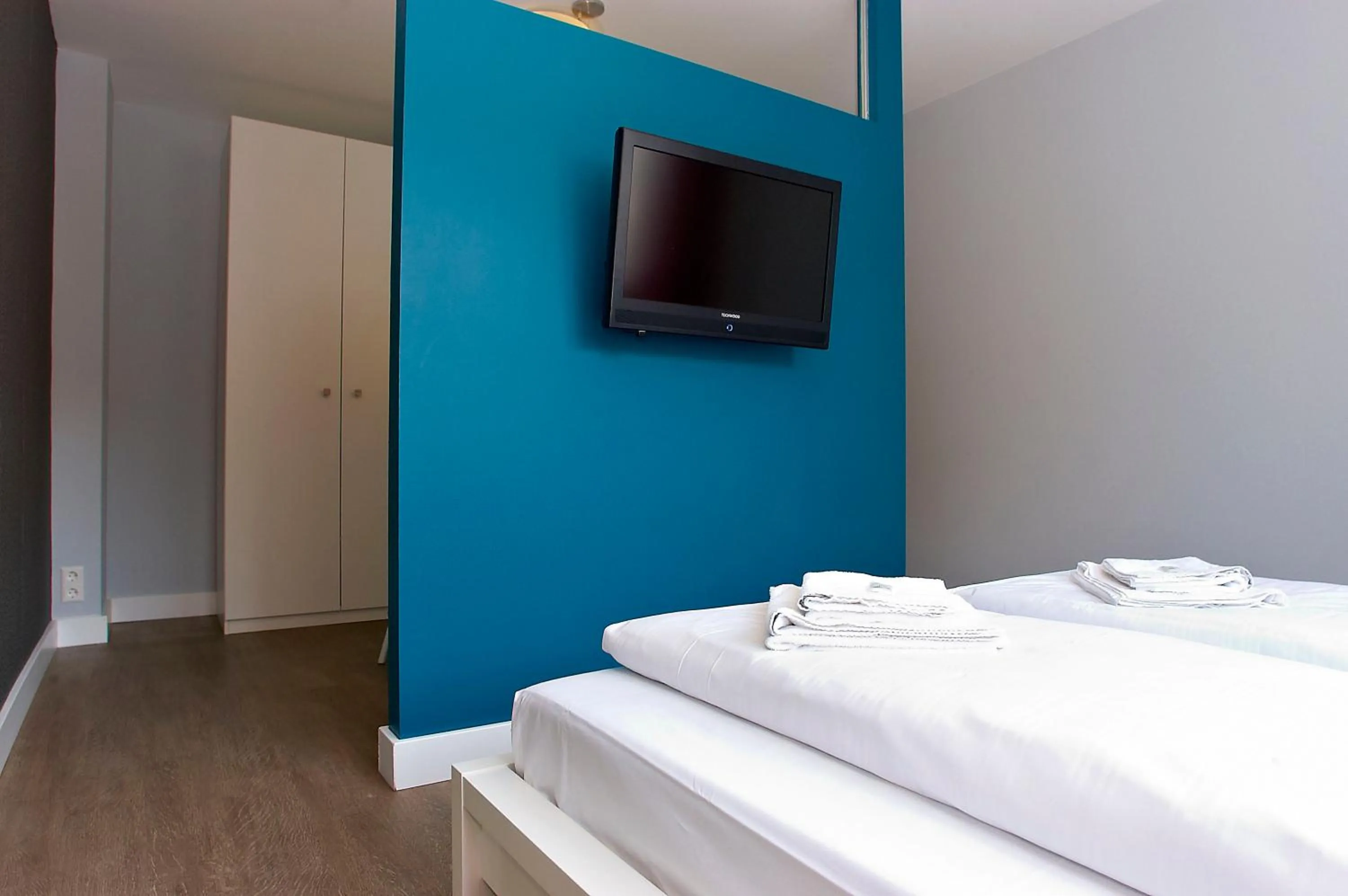 TV and multimedia, Bed in Apartmenthouse Berlin - Am Görlitzer Park