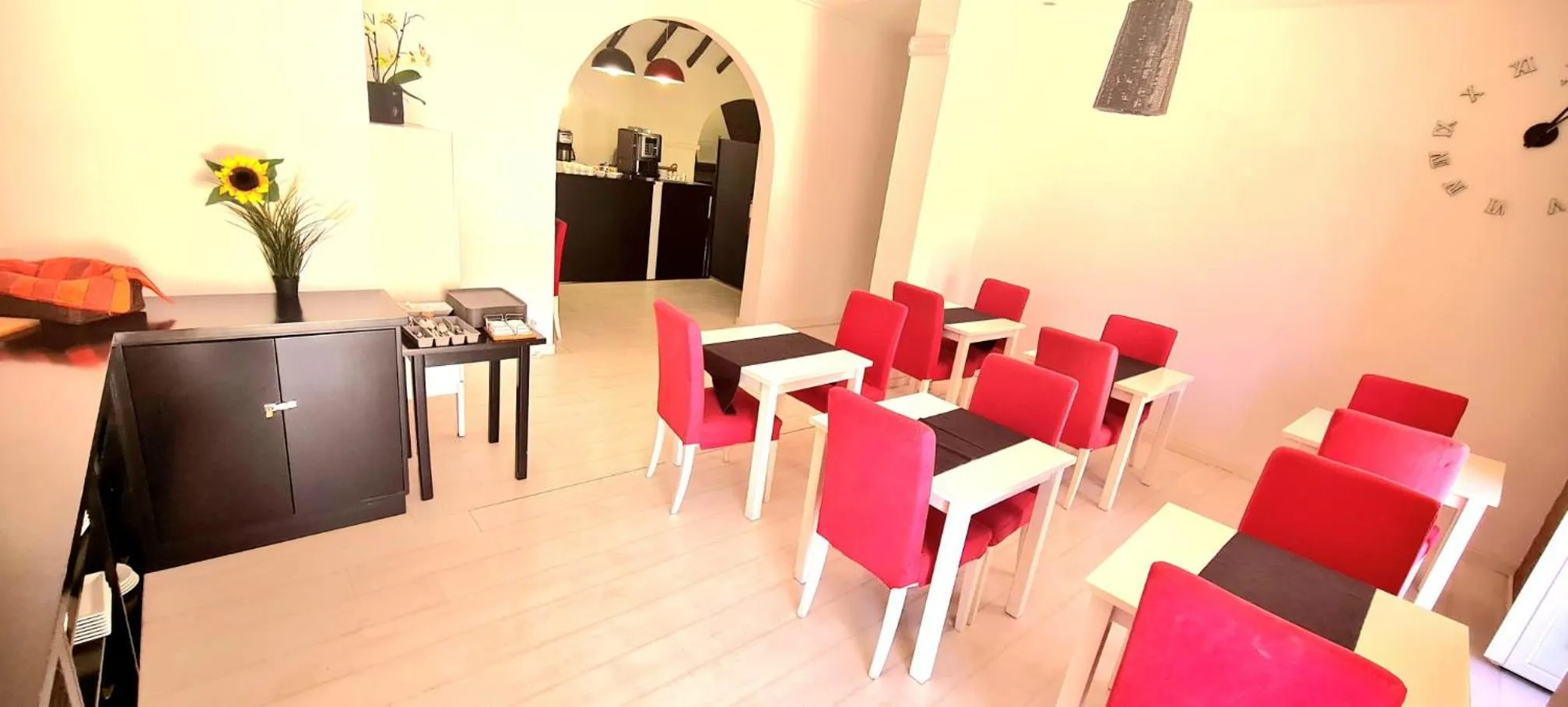 Dining area in Albufeira Beach Hotel by Kavia