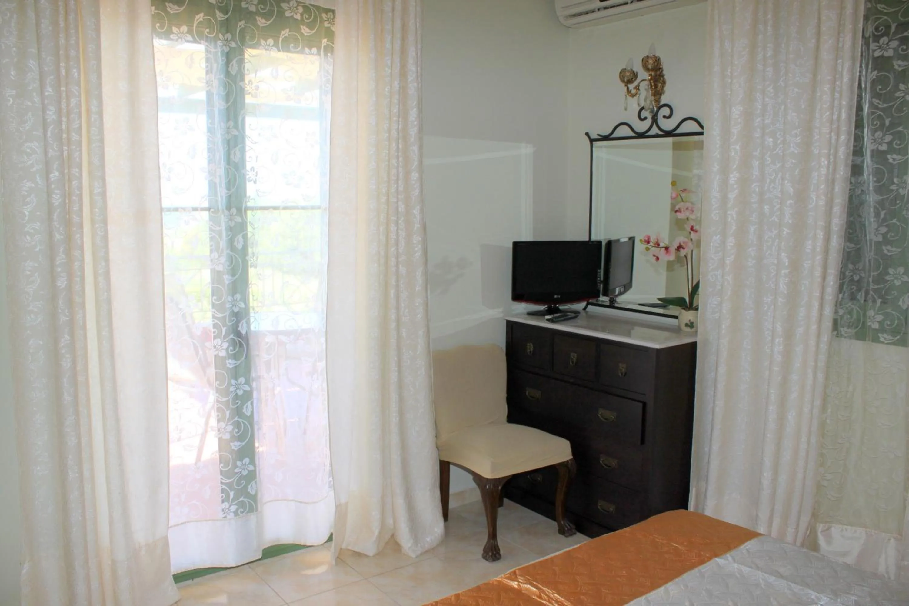 Day, Bed in Monambeles Villas