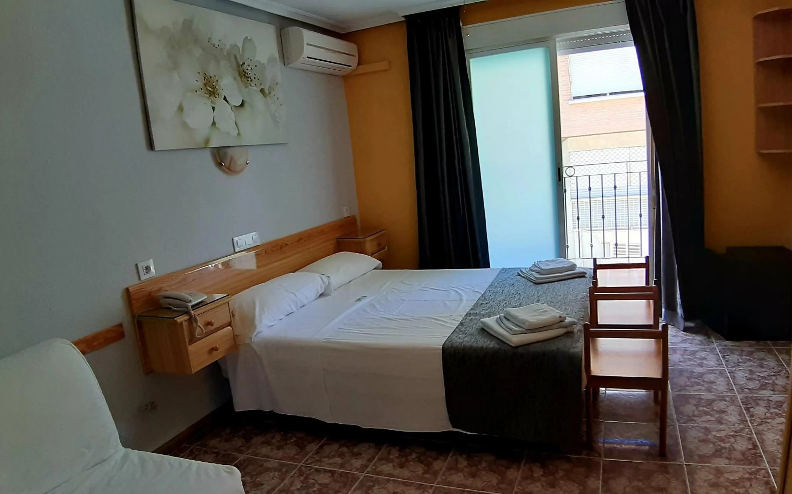 Photo of the whole room, Bed in Hotel Alaska