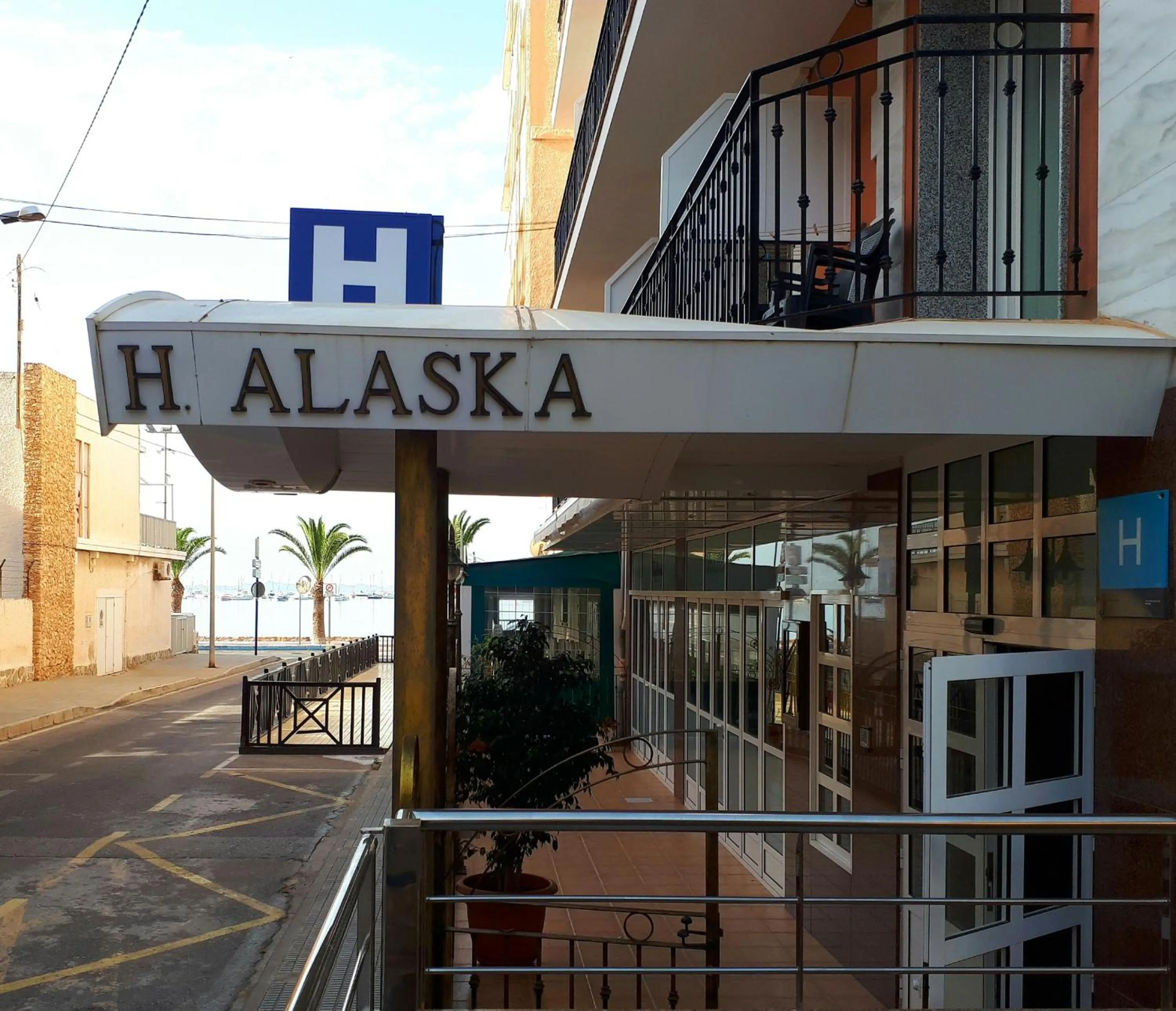 Facade/entrance in Hotel Alaska