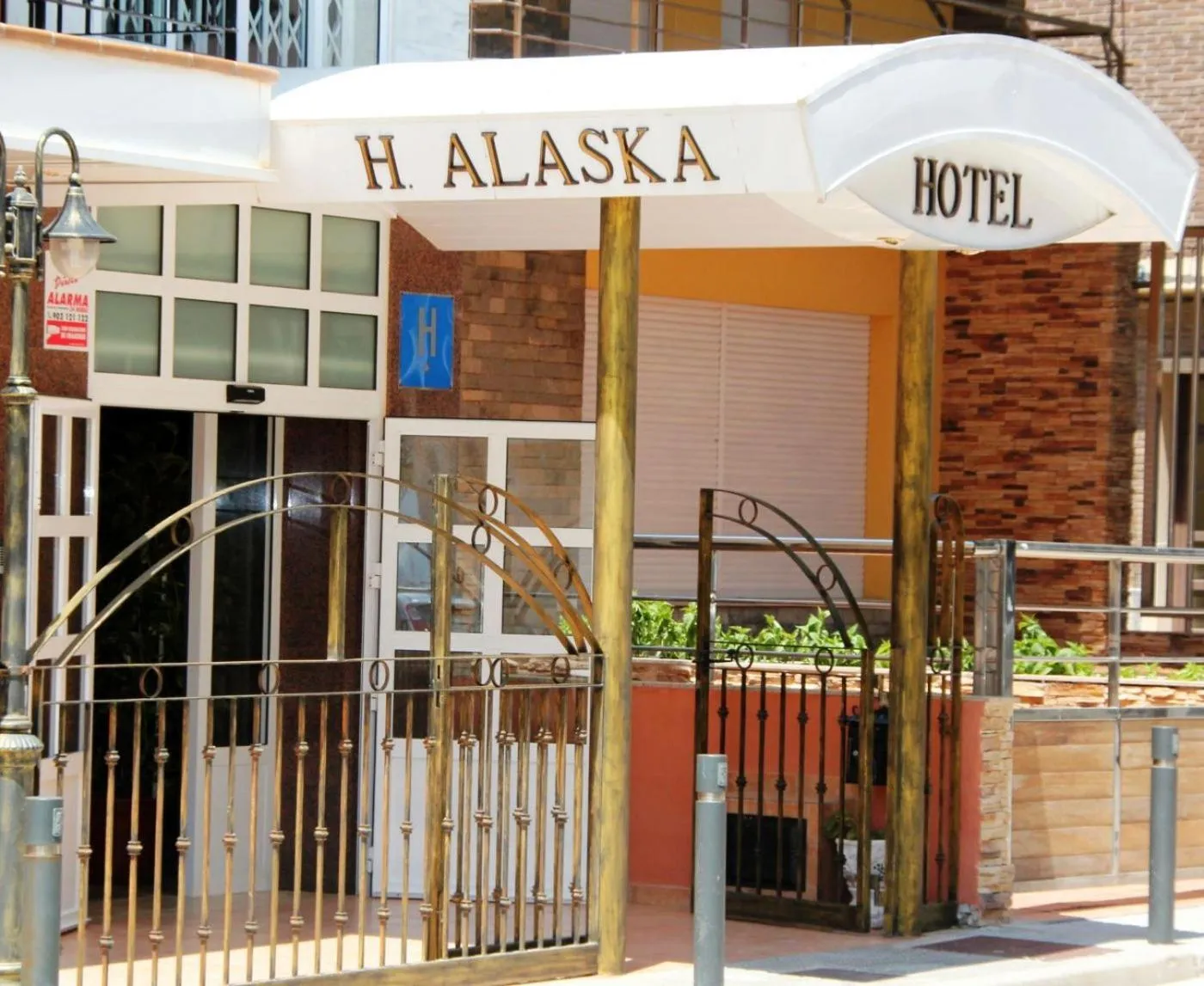 Facade/entrance in Hotel Alaska