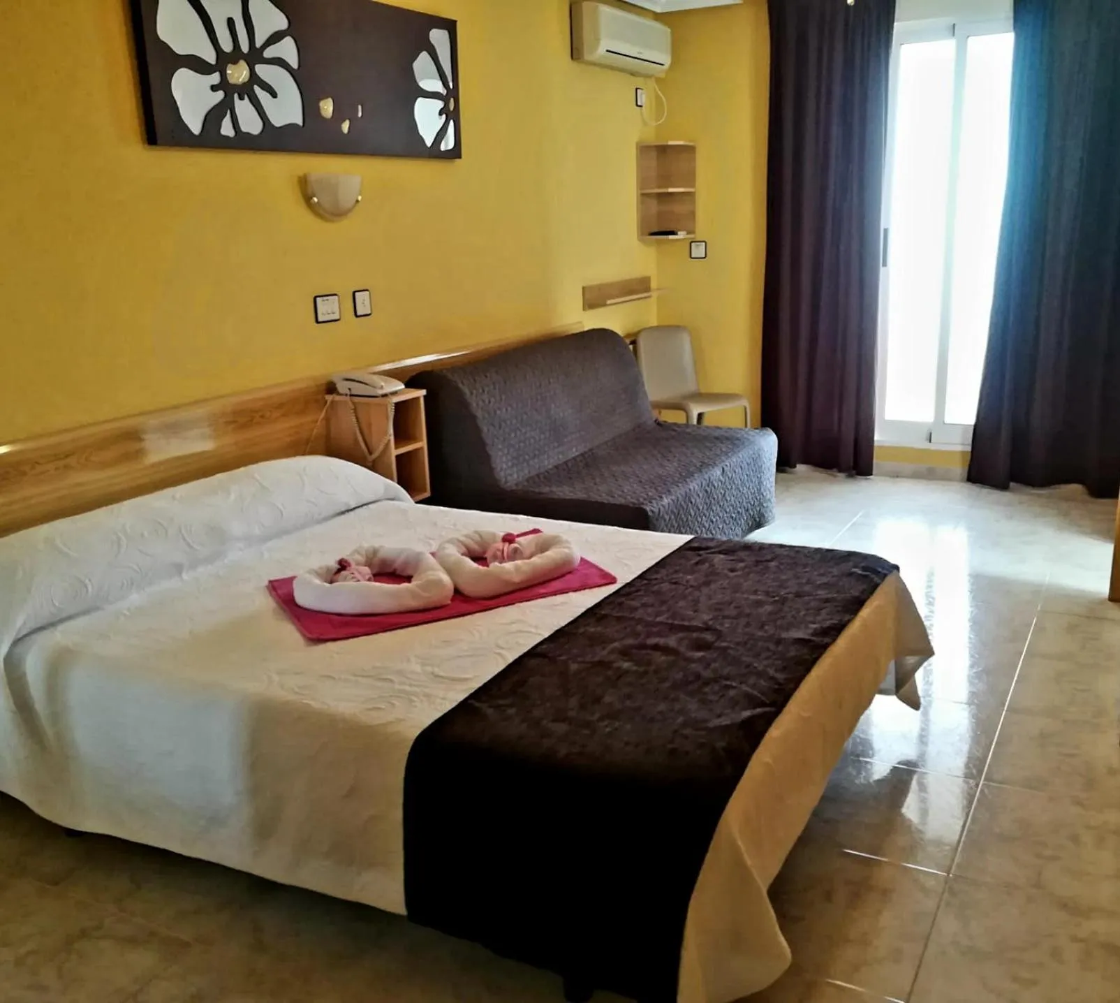 Photo of the whole room, Bed in Hotel Alaska