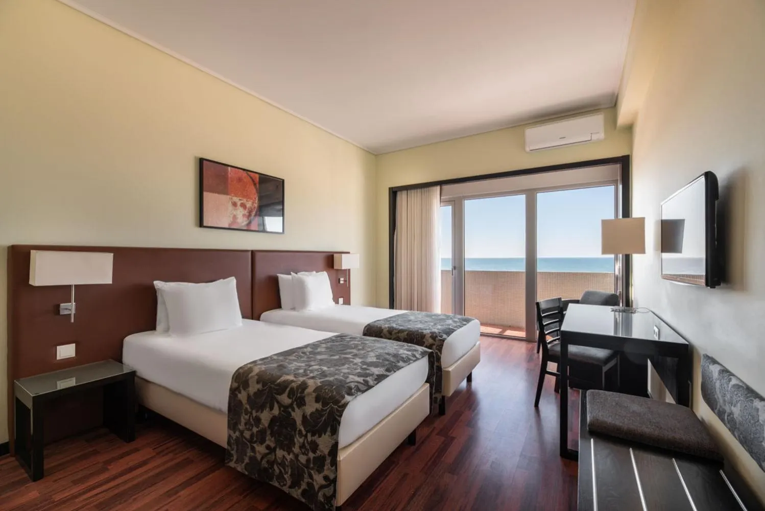 Photo of the whole room, Bed in Exe Praia Golfe