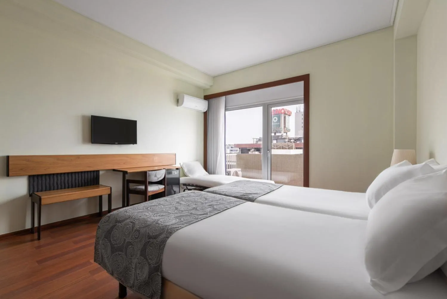 Photo of the whole room, Bed in Exe Praia Golfe