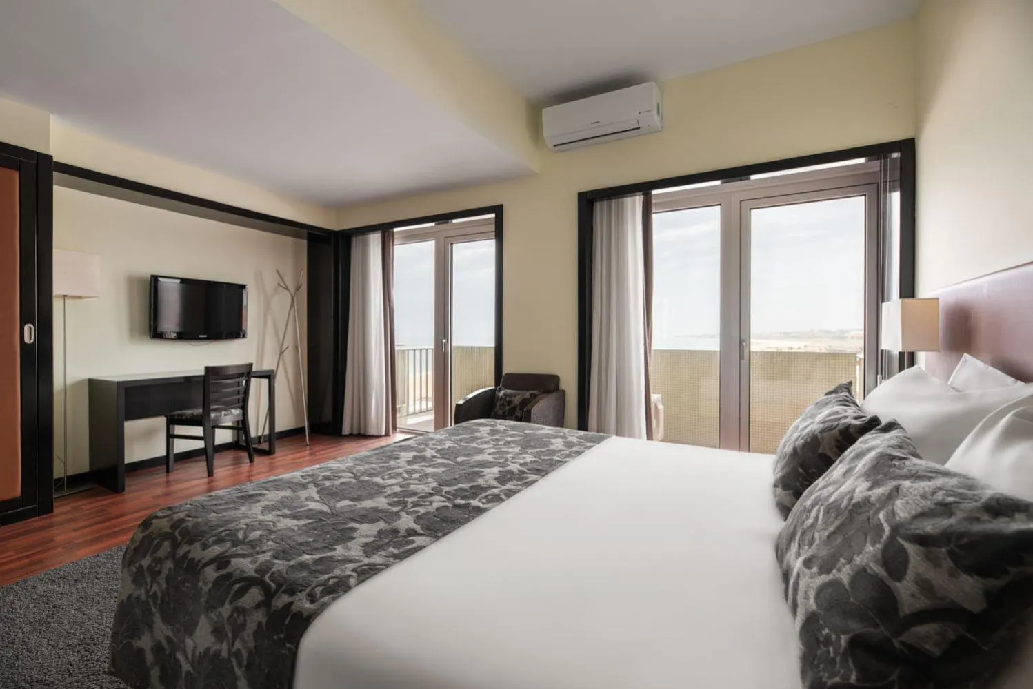 Photo of the whole room, Bed in Exe Praia Golfe