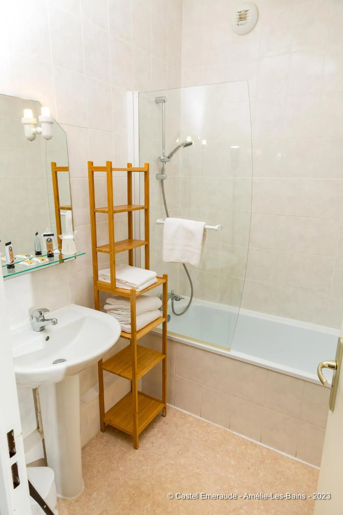 Bathroom in Appart'Hotel Castel Emeraude, Charme et Caractère