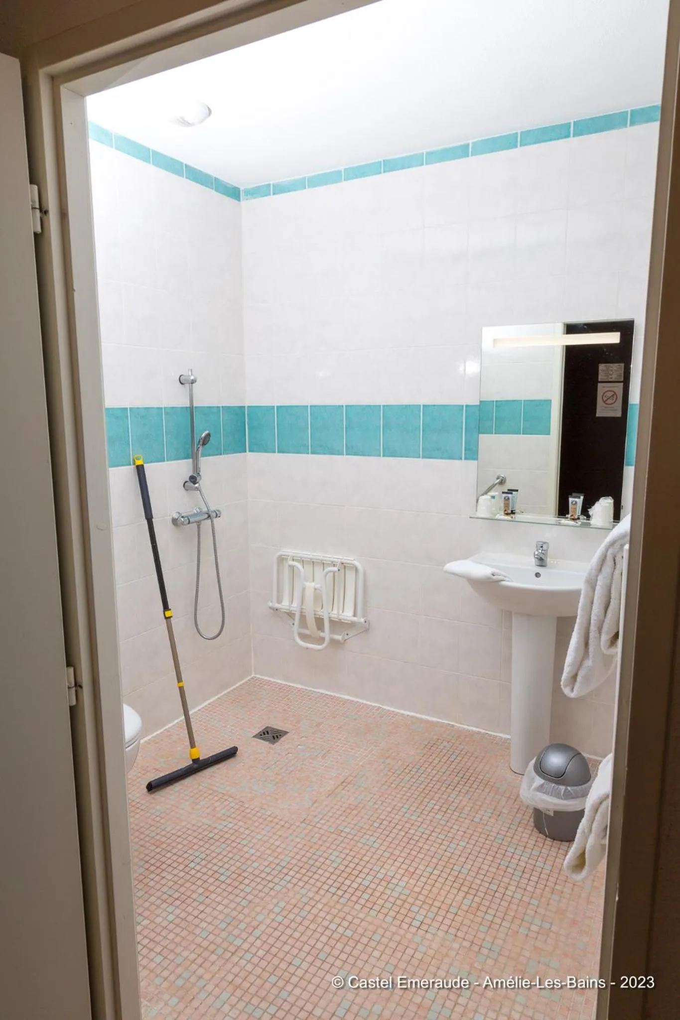 Bathroom in Appart'Hotel Castel Emeraude, Charme et Caractère