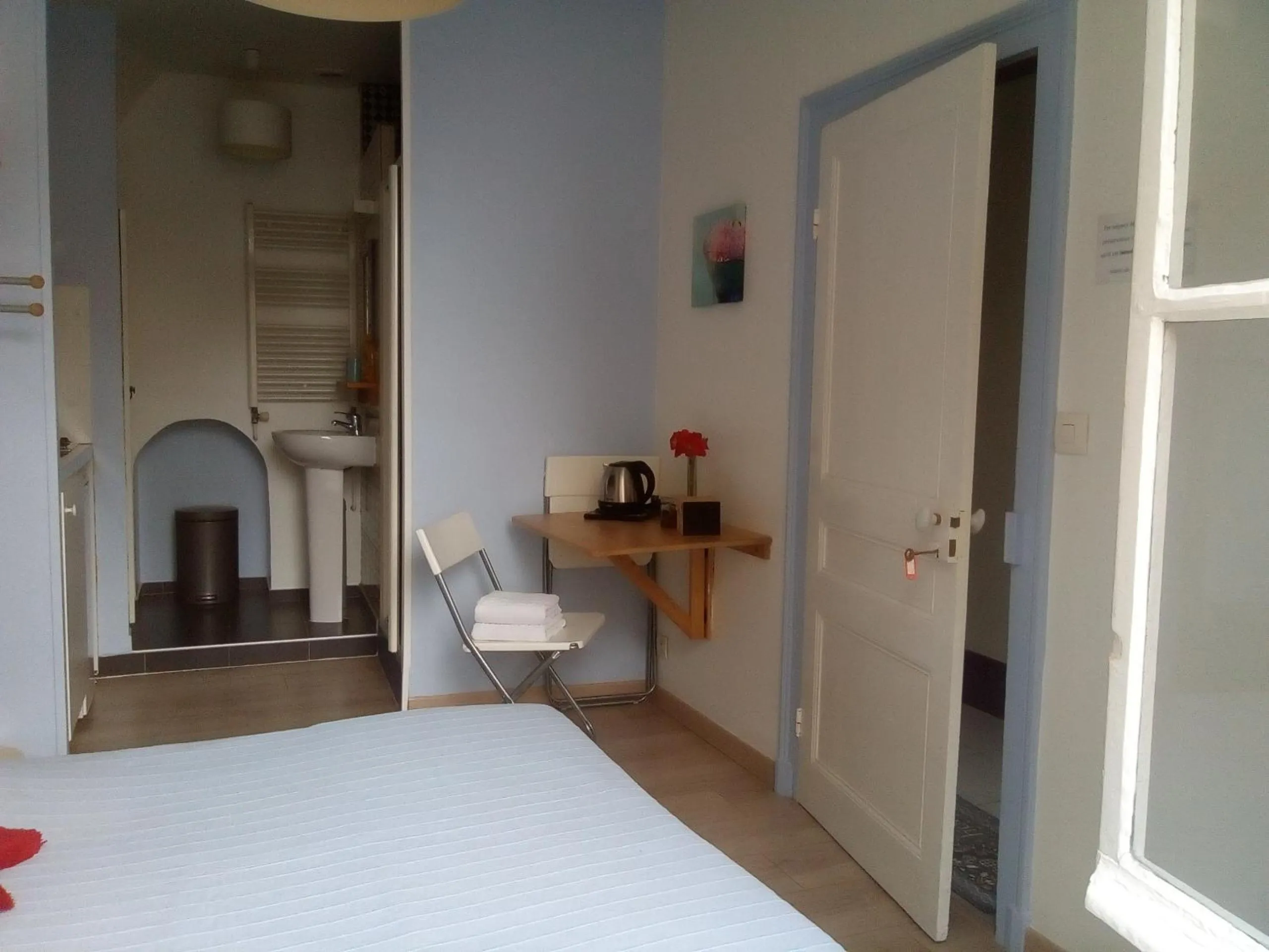 Dining area, Bed in Chambre Saint-Sauveur