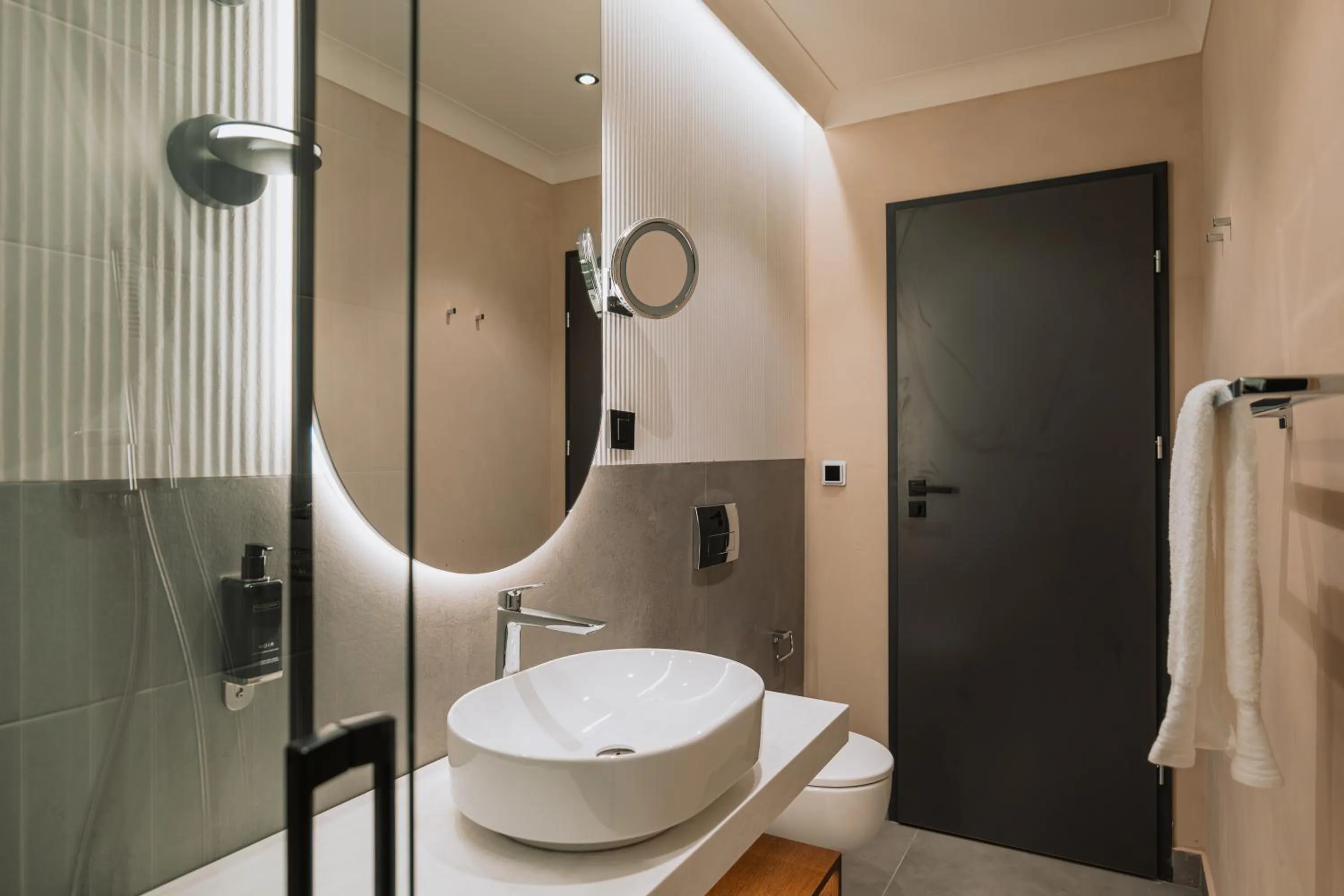 Shower in Hotel Trianon