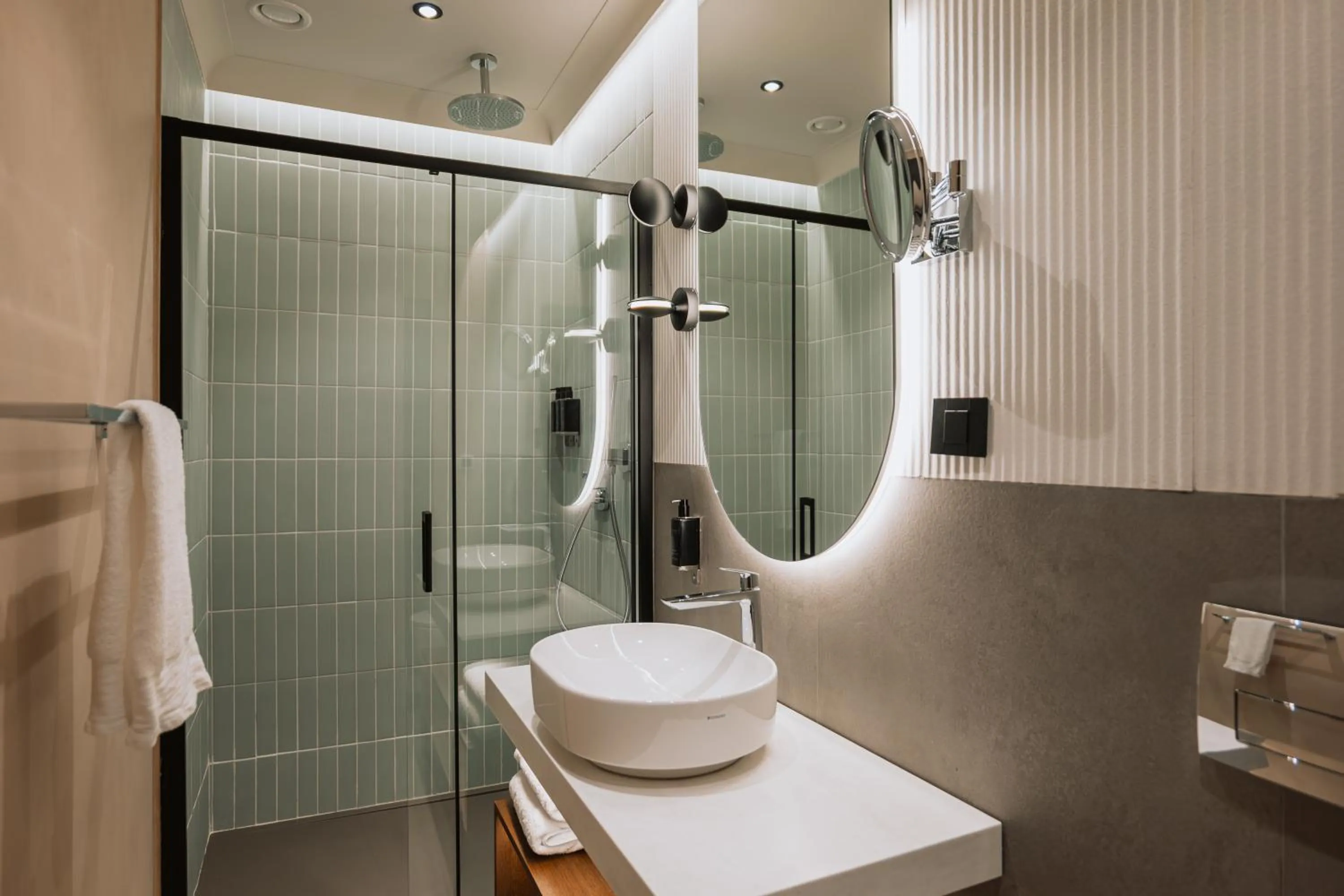 Shower in Hotel Trianon