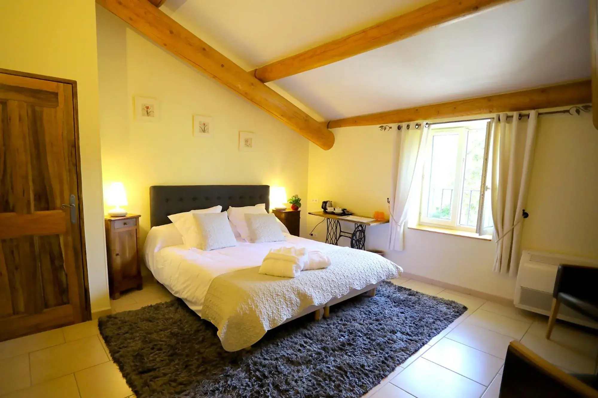 Standard Double or Twin Room in Maison CHENET - Les Chambres Entre Vigne et Garrigue - Teritoria Standard Double or Twin Room in Maison CHENET - Les Chambres Entre Vigne et Garrigue - Teritoria