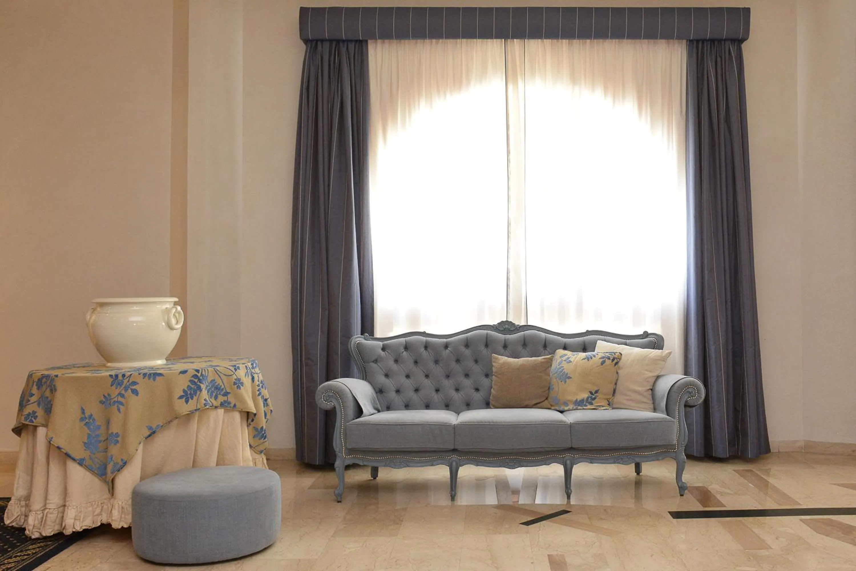 Communal lounge/ TV room in Hotel Anthony