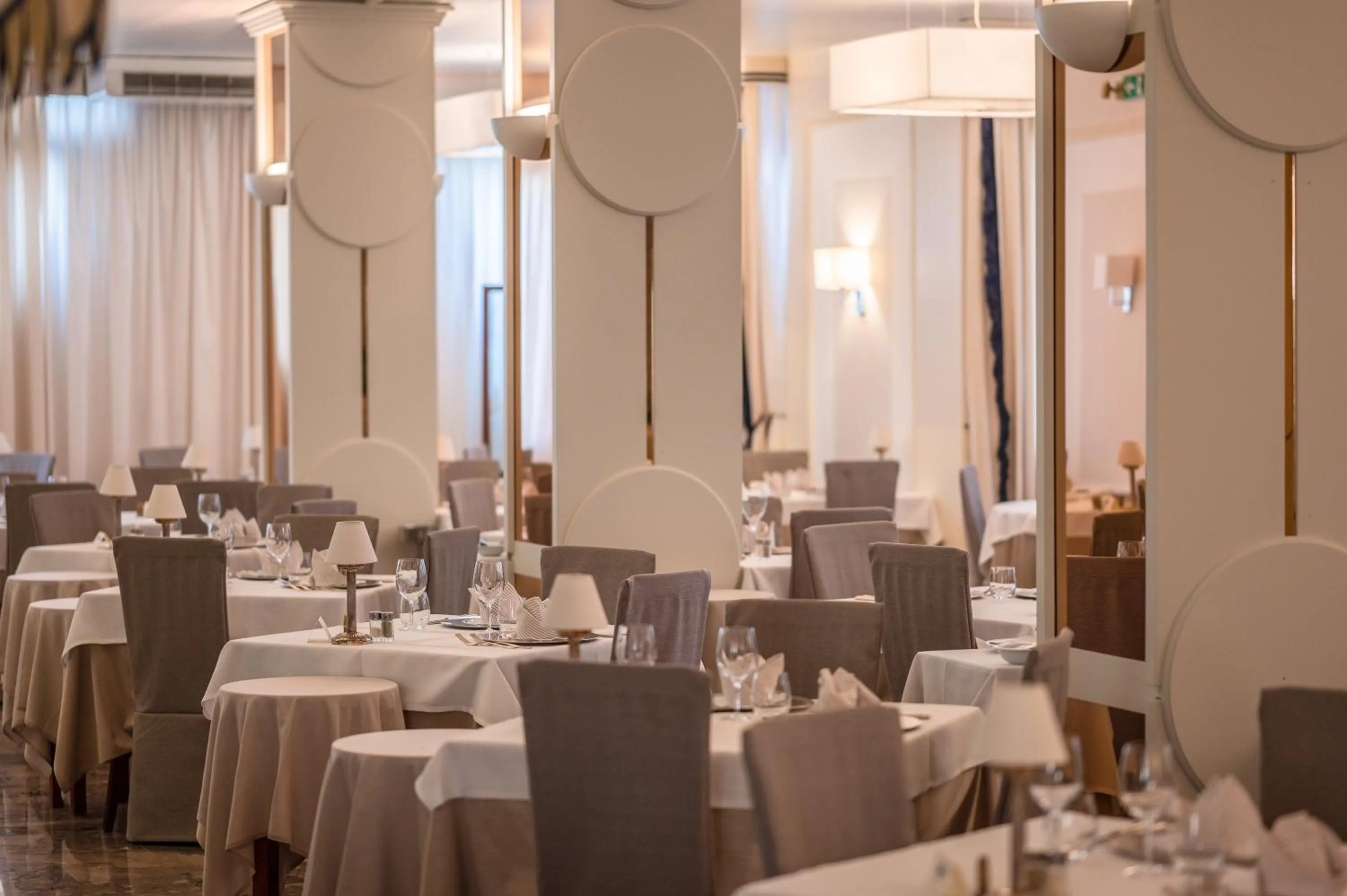 Restaurant/places to eat in Hotel Anthony