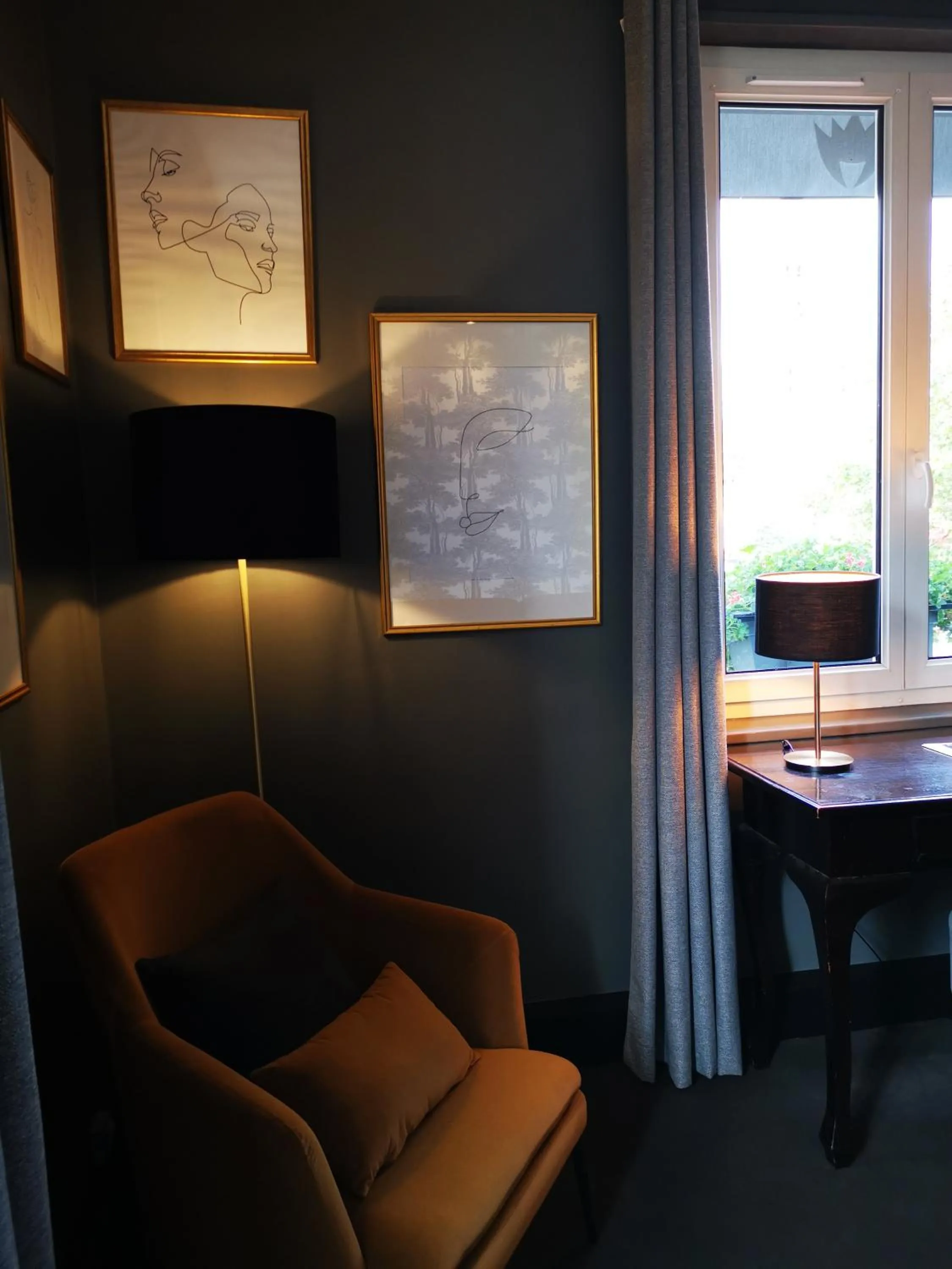 Decorative detail in Le Boeuf Couronné - Hôtel & Restaurant Chartres- Logis Hotels