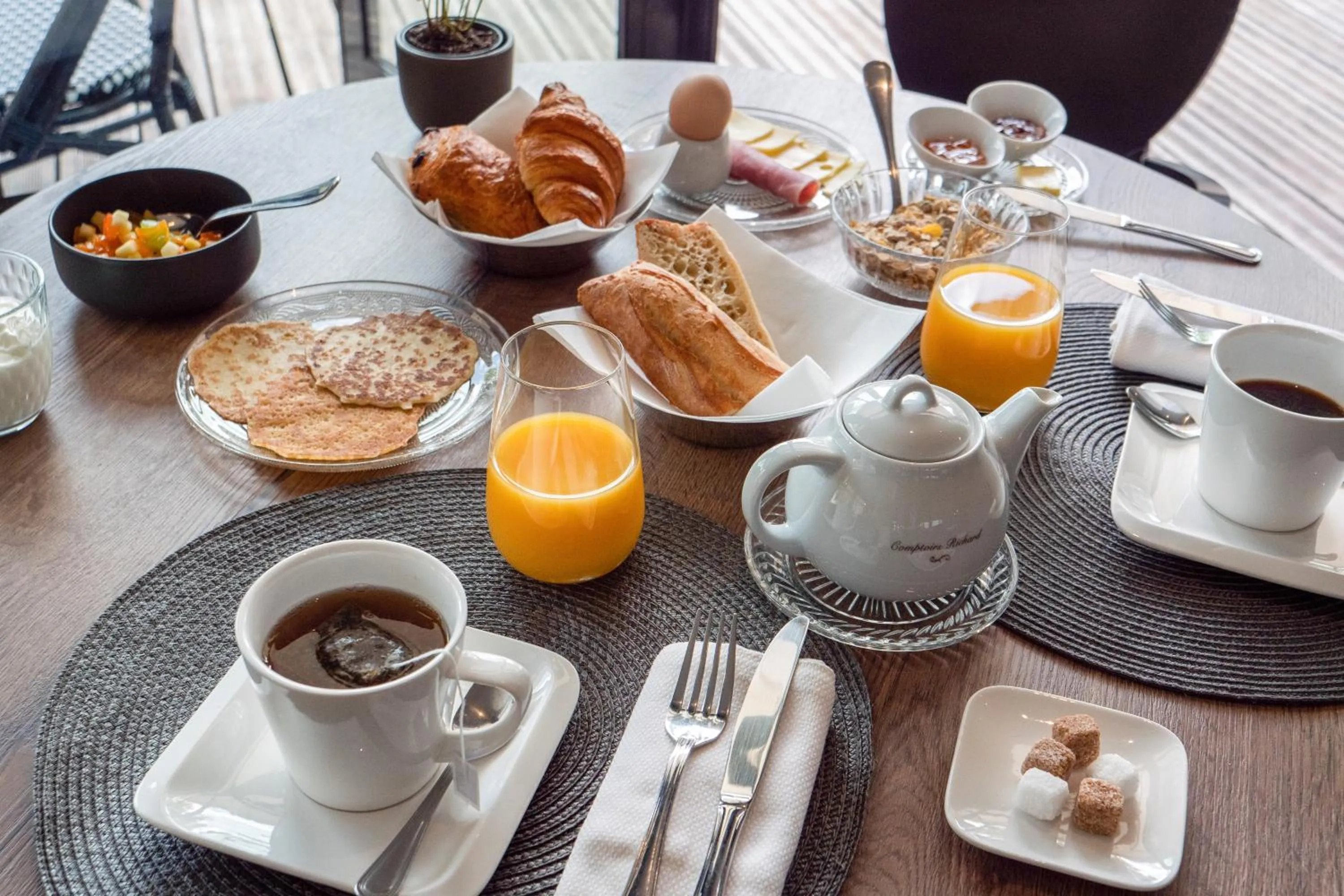 Buffet breakfast in Le Boeuf Couronné - Hôtel & Restaurant Chartres- Logis Hotels