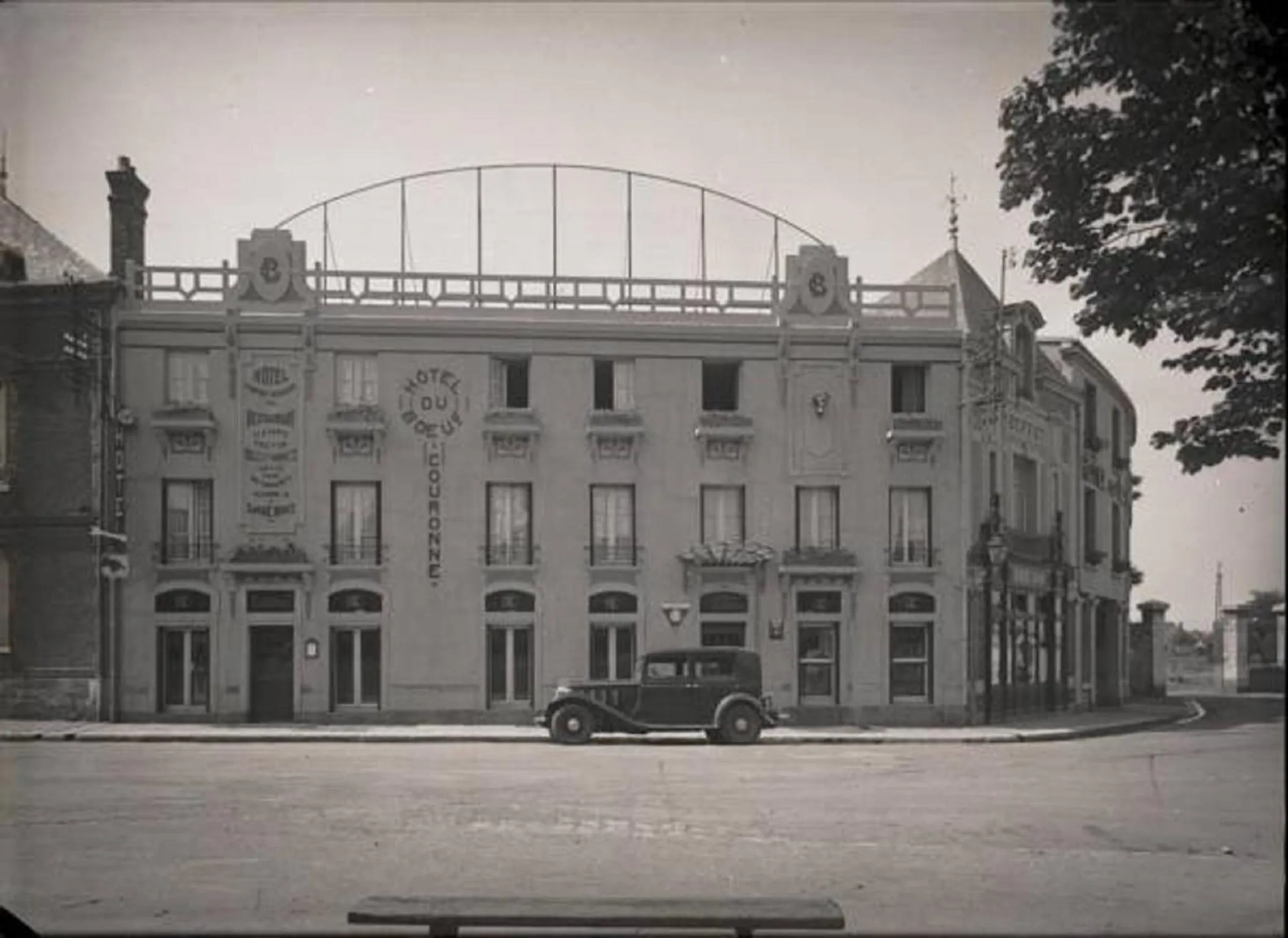 Facade/entrance in Le Boeuf Couronné - Hôtel & Restaurant Chartres- Logis Hotels