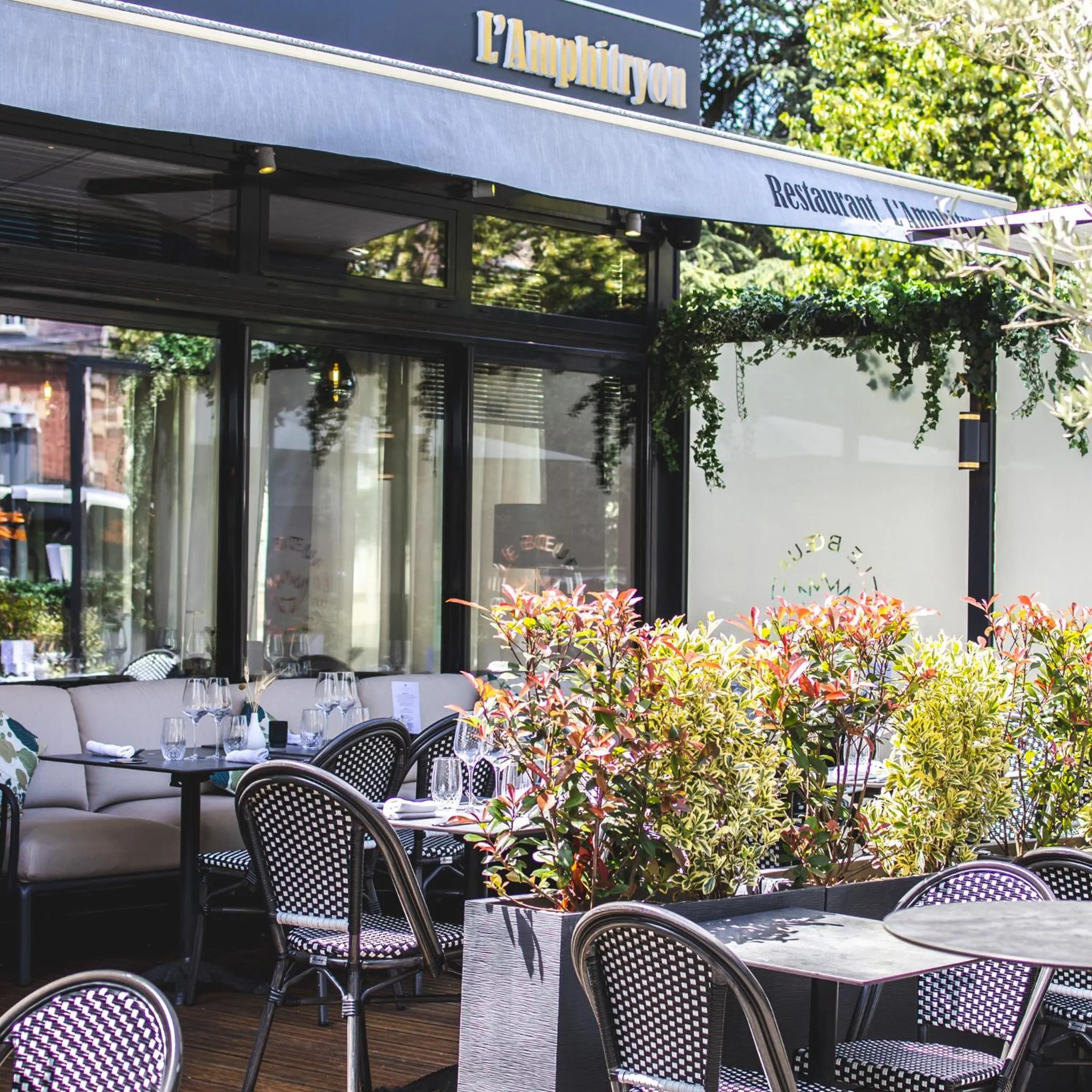Patio in Le Boeuf Couronné - Hôtel & Restaurant Chartres- Logis Hotels