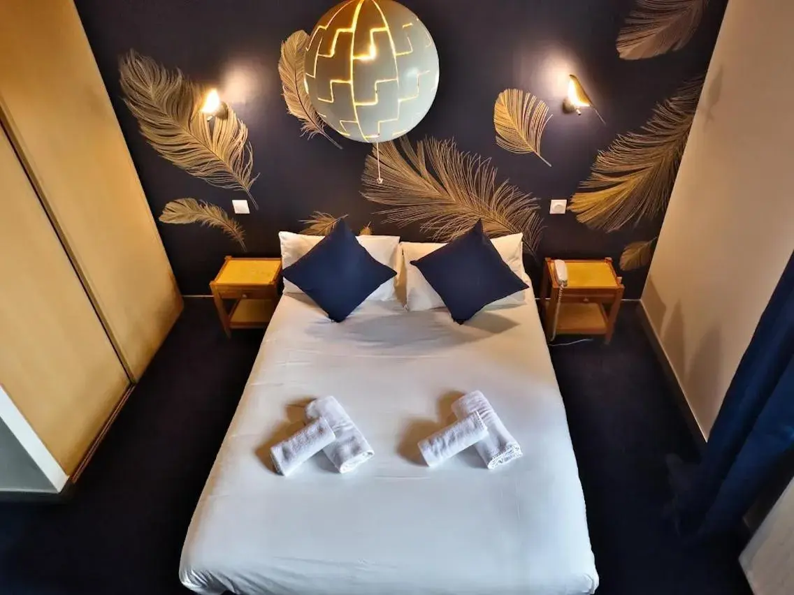 Bed in Logis Le Prieuré Bed in Logis Le Prieuré