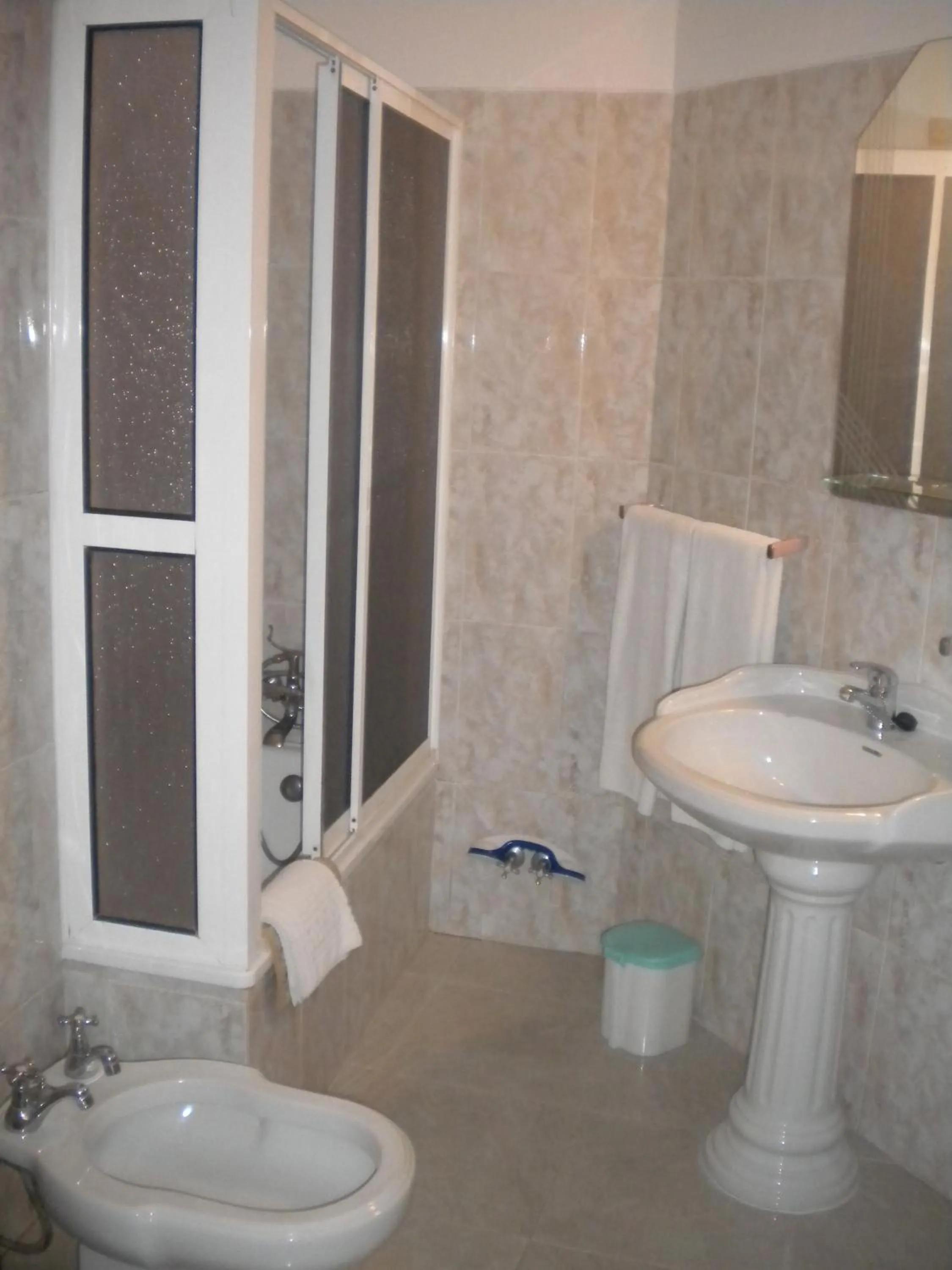 Bathroom in Apartamentos e Quartos Atalaia
