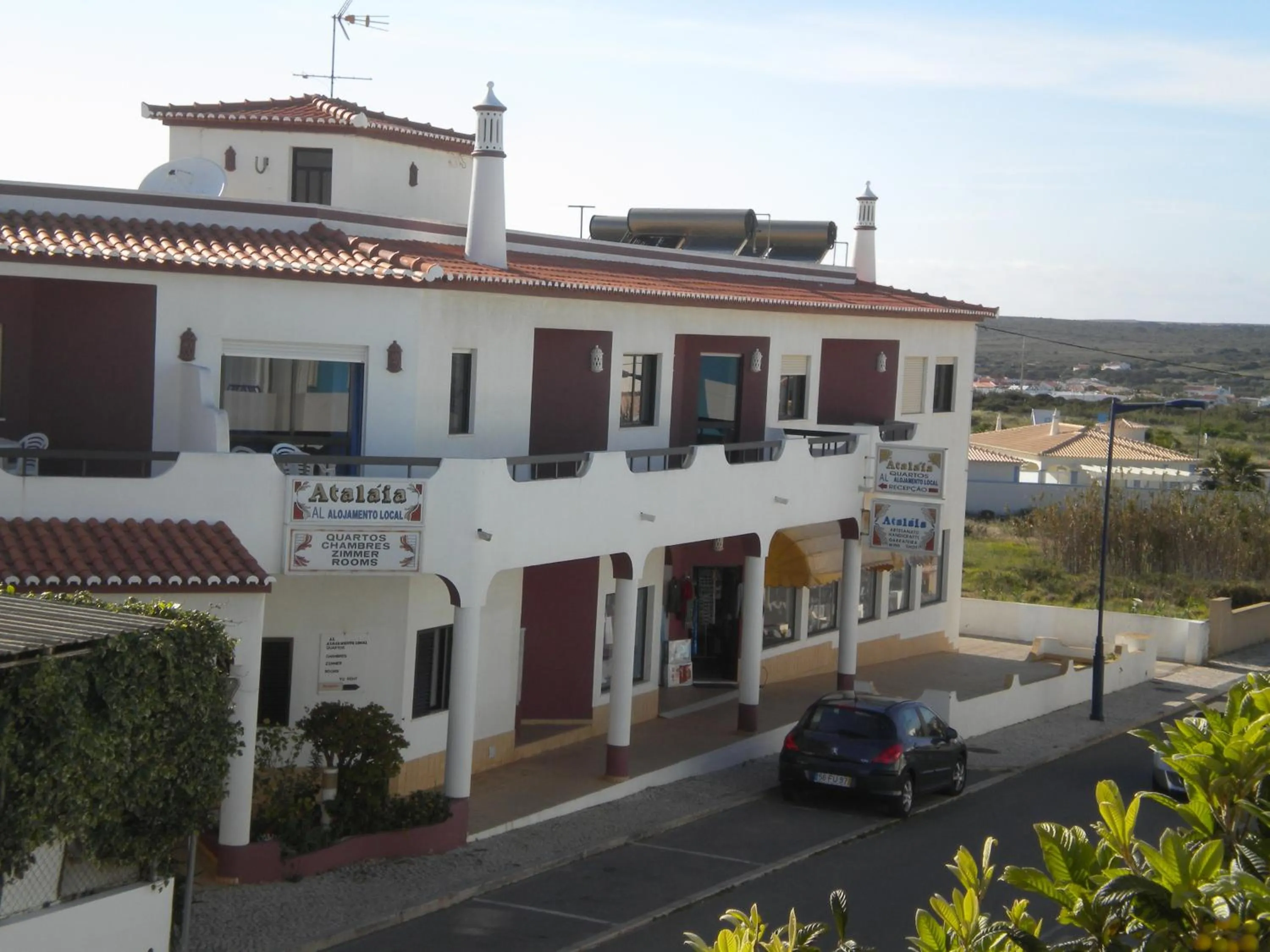 Facade/entrance in Apartamentos e Quartos Atalaia