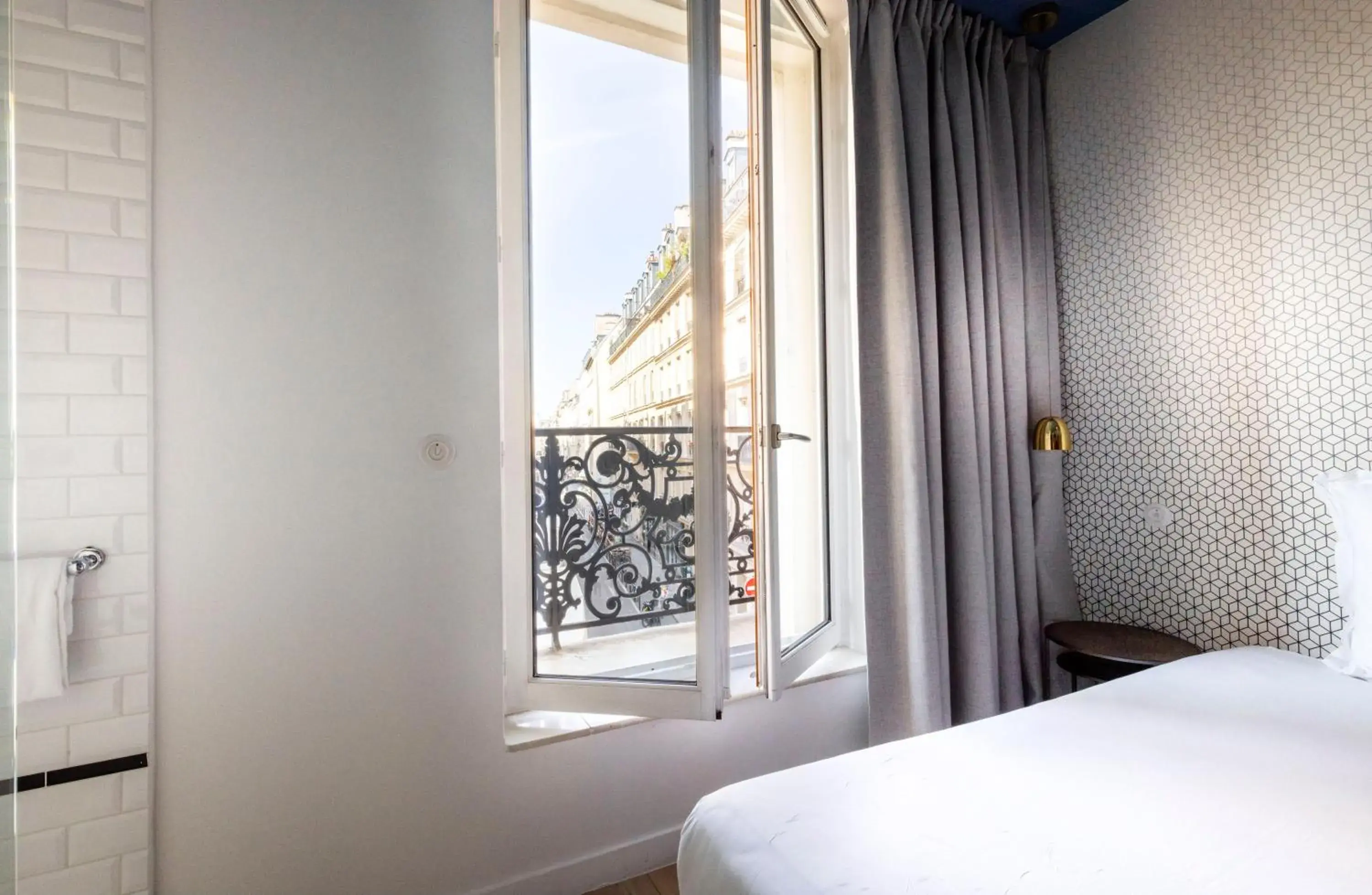 Shower, Bed in Hôtel Emile Le Marais Shower, Bed in Hôtel Emile Le Marais