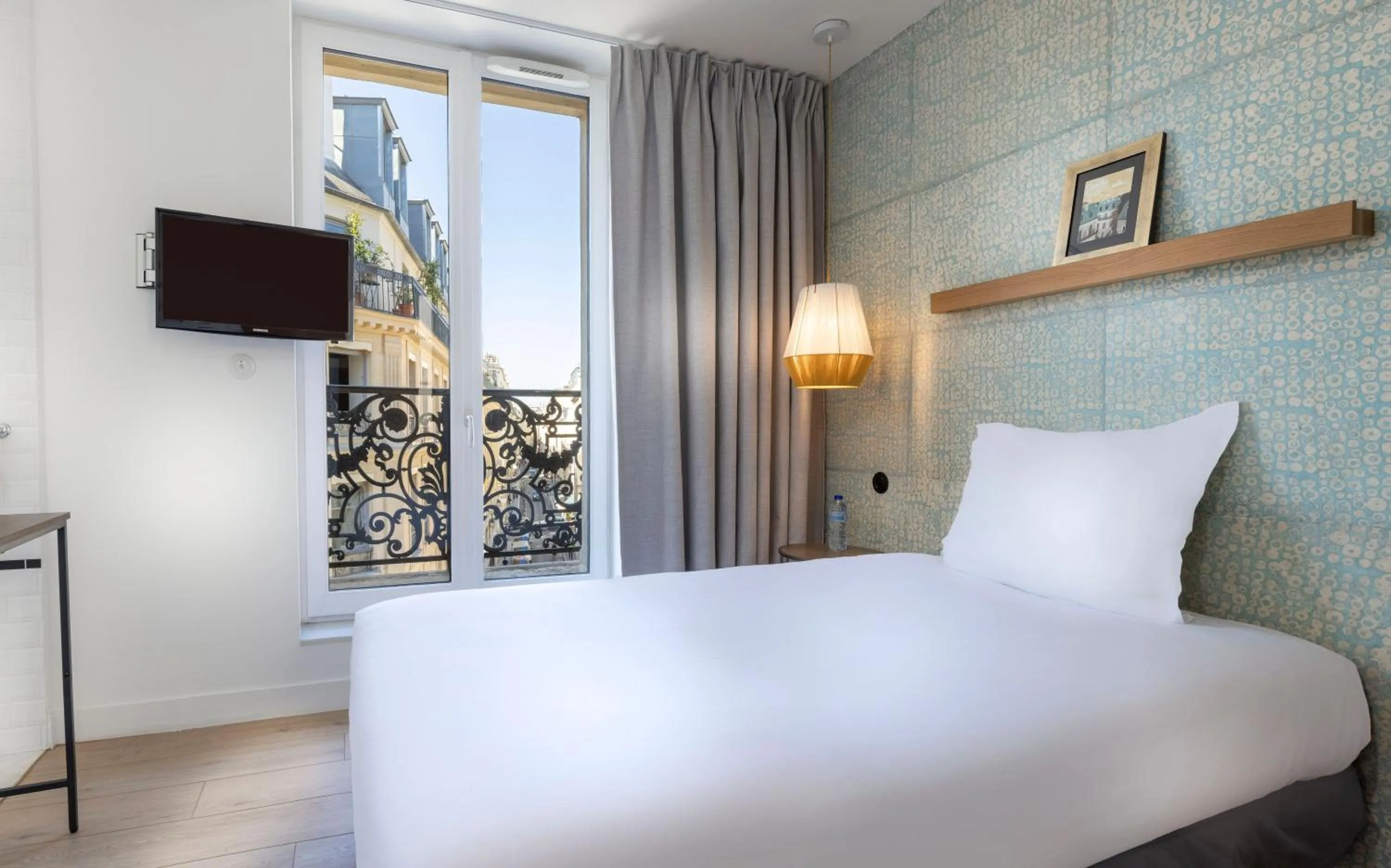 Bed in Hôtel Emile Le Marais