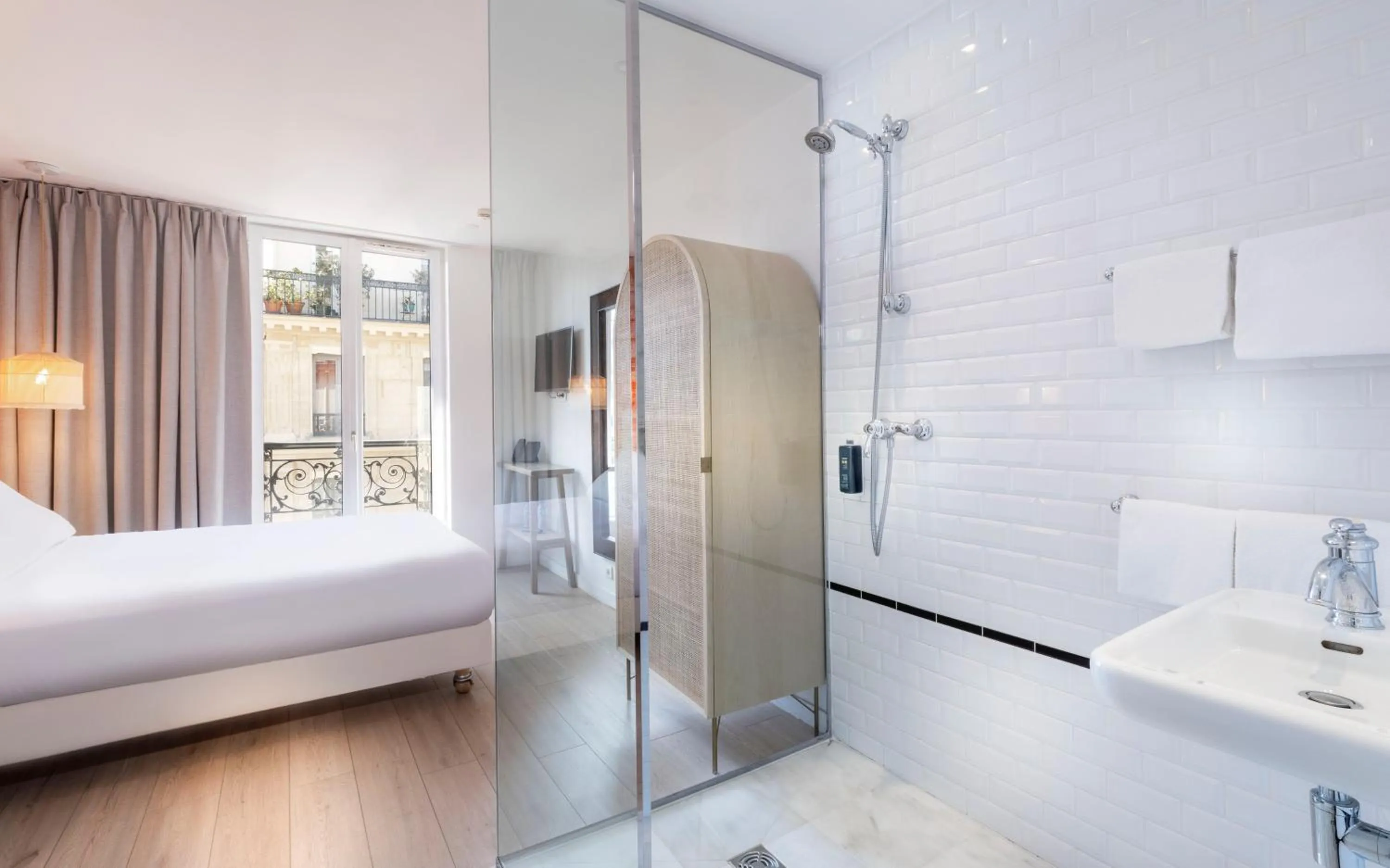 Shower, Bed in Hôtel Emile Le Marais