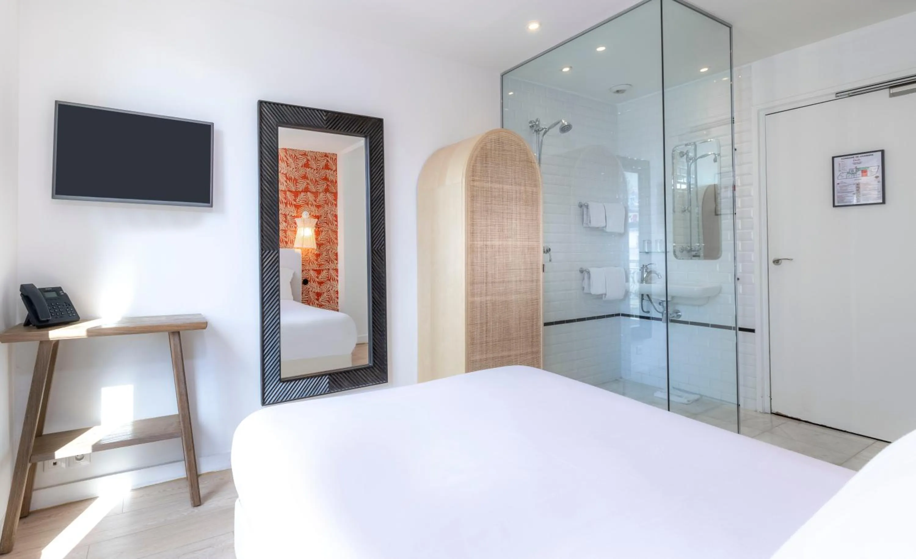 Bed in Hôtel Emile Le Marais