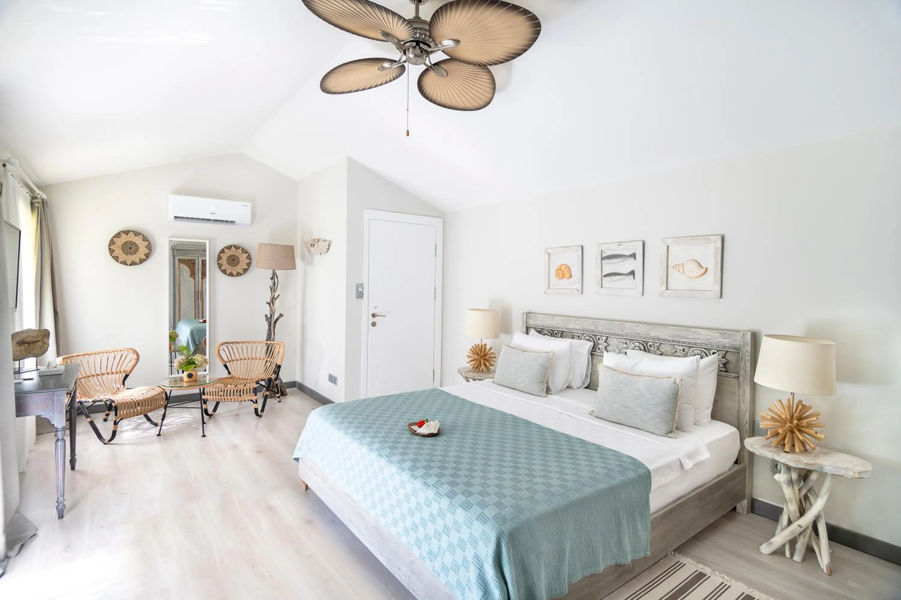 Bedroom, Bed in Golden Key Bordubet