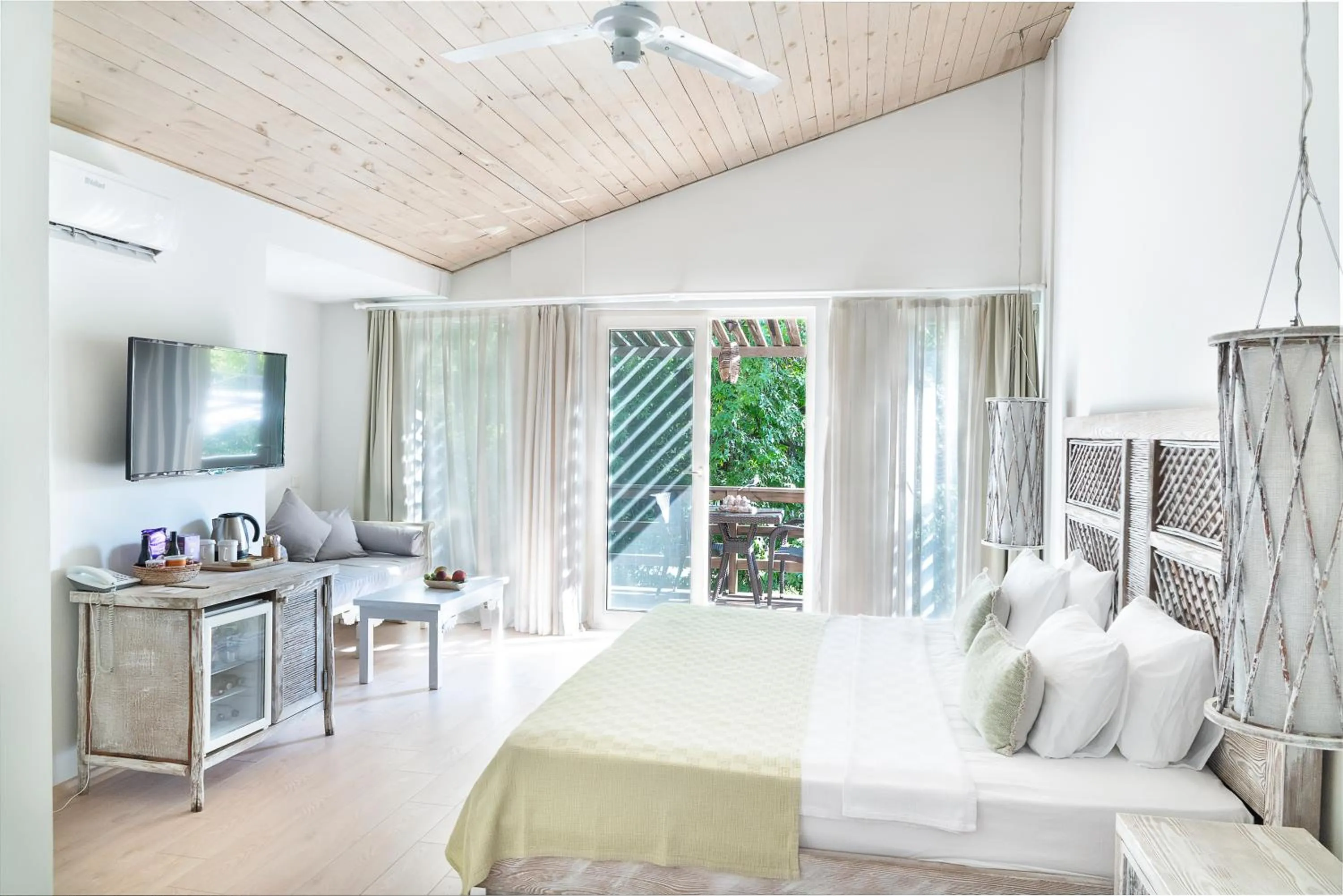 Bedroom, Bed in Golden Key Bordubet