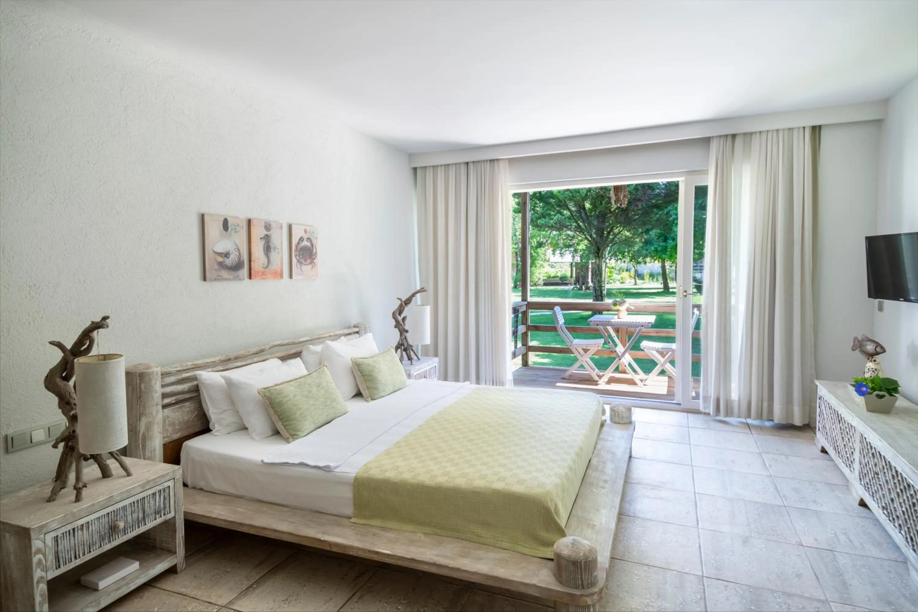 Bedroom, Bed in Golden Key Bordubet