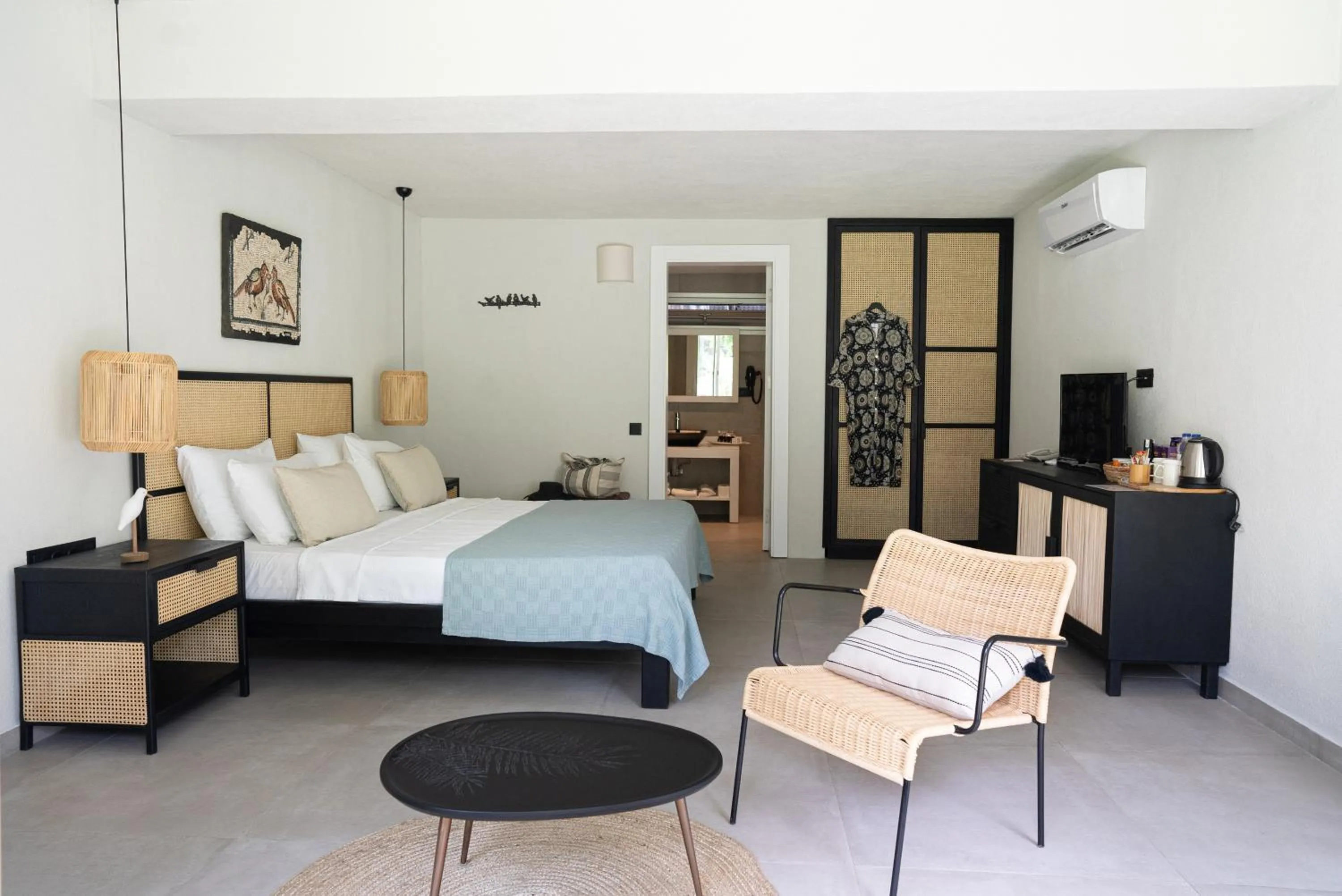 Bedroom, Bed in Golden Key Bordubet