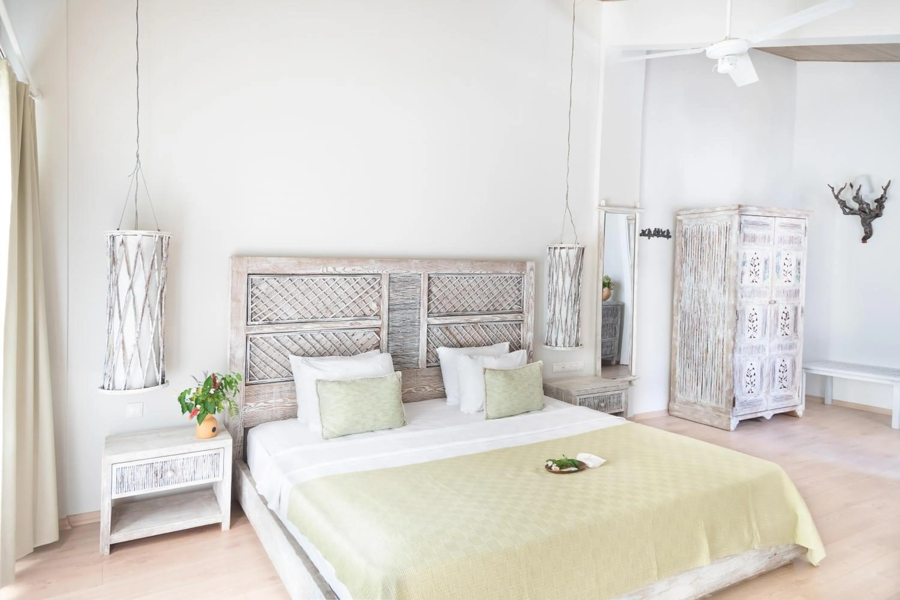 Bedroom, Bed in Golden Key Bordubet