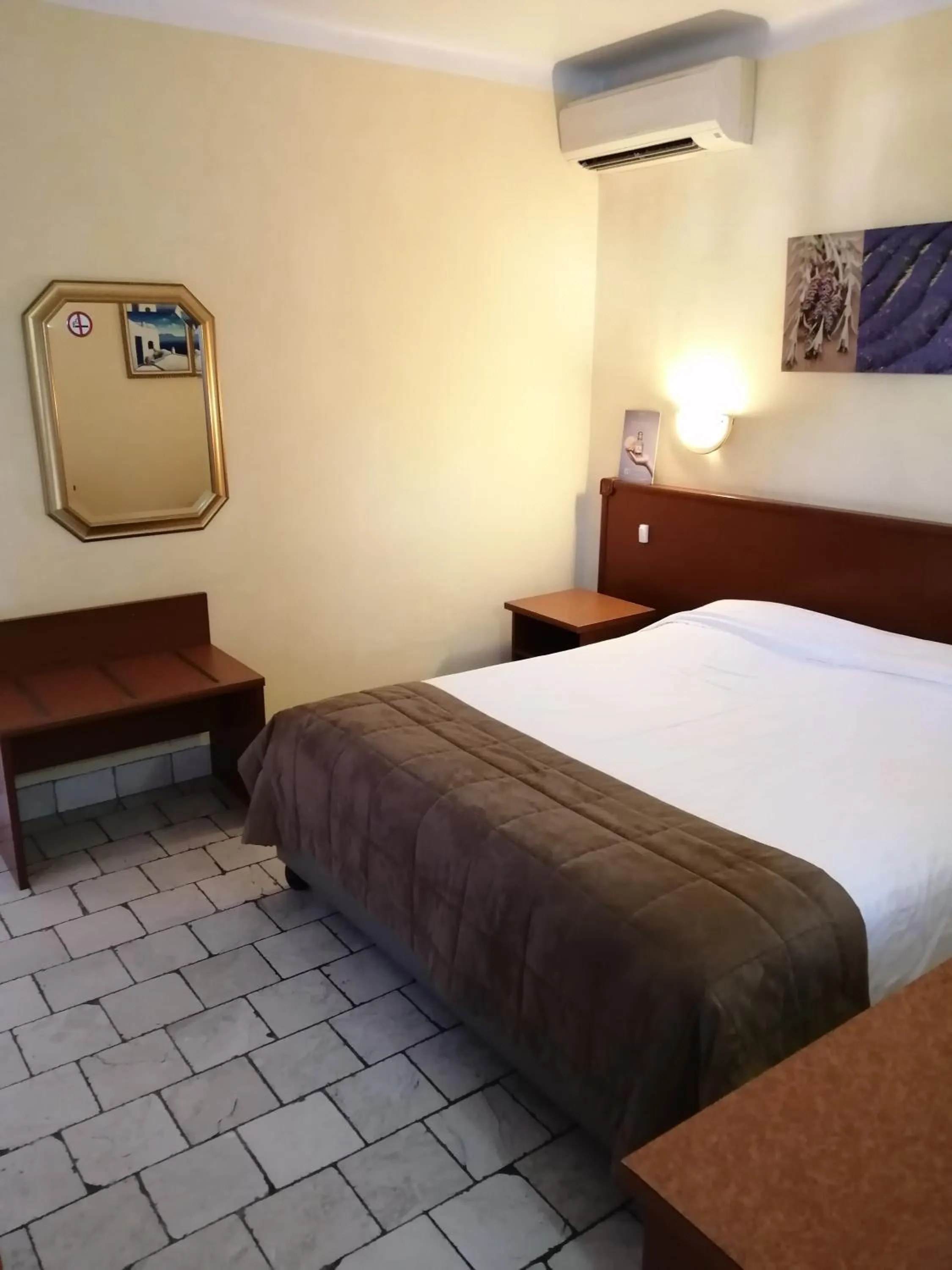 Bed in Auberge les Aromes