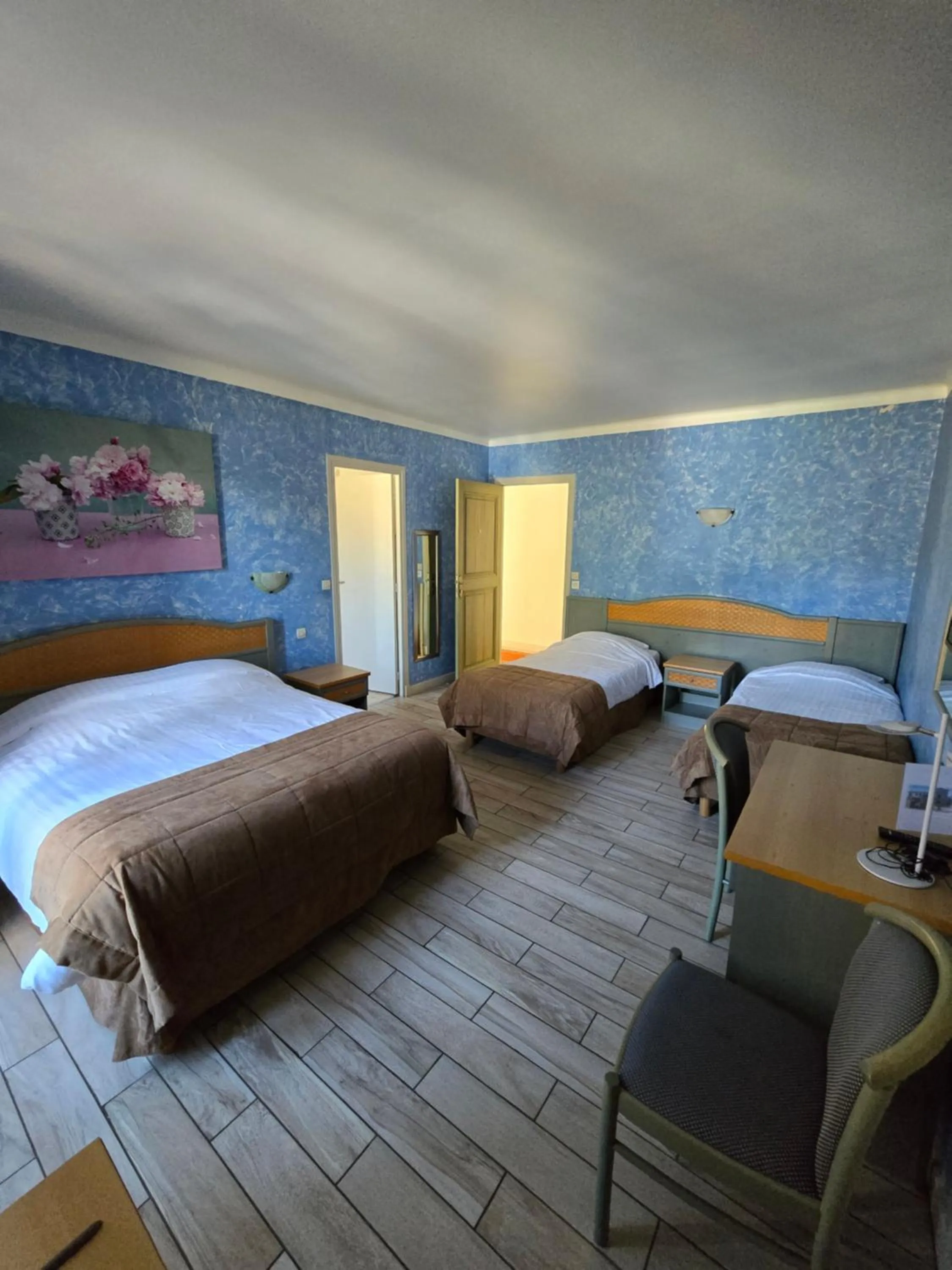 Photo of the whole room, Bed in Auberge les Aromes