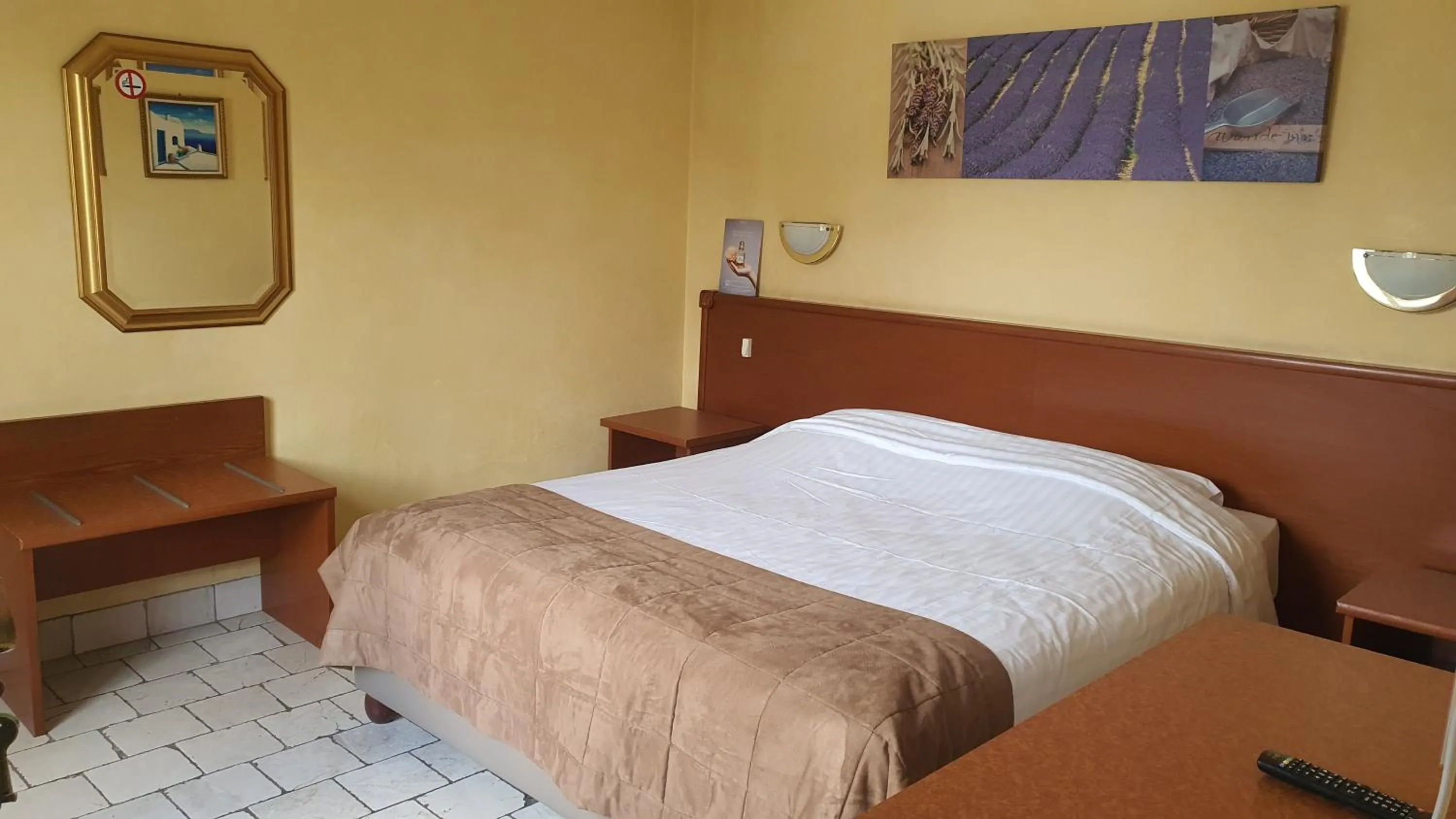 Bed in Auberge les Aromes