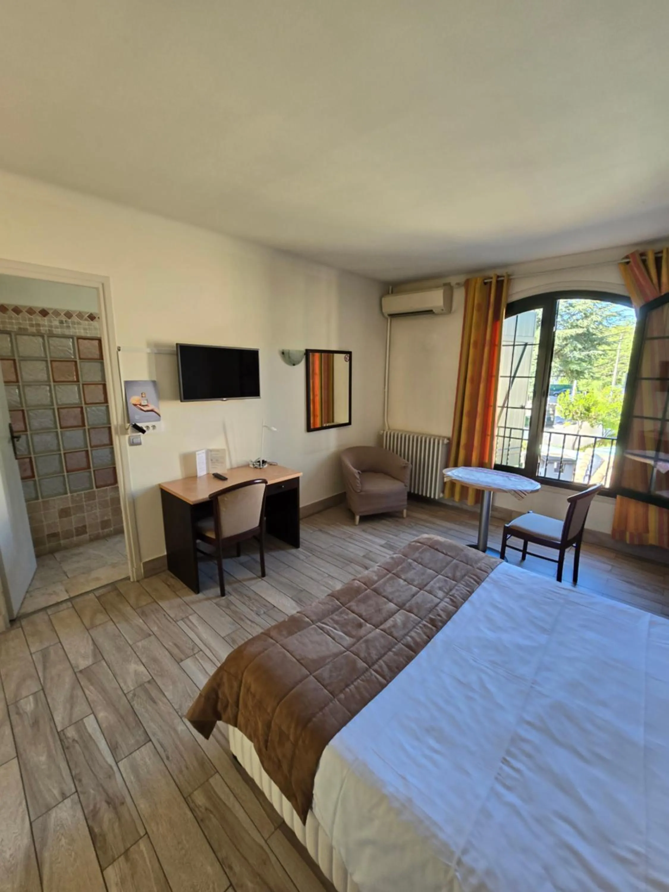 Photo of the whole room, Bed in Auberge les Aromes